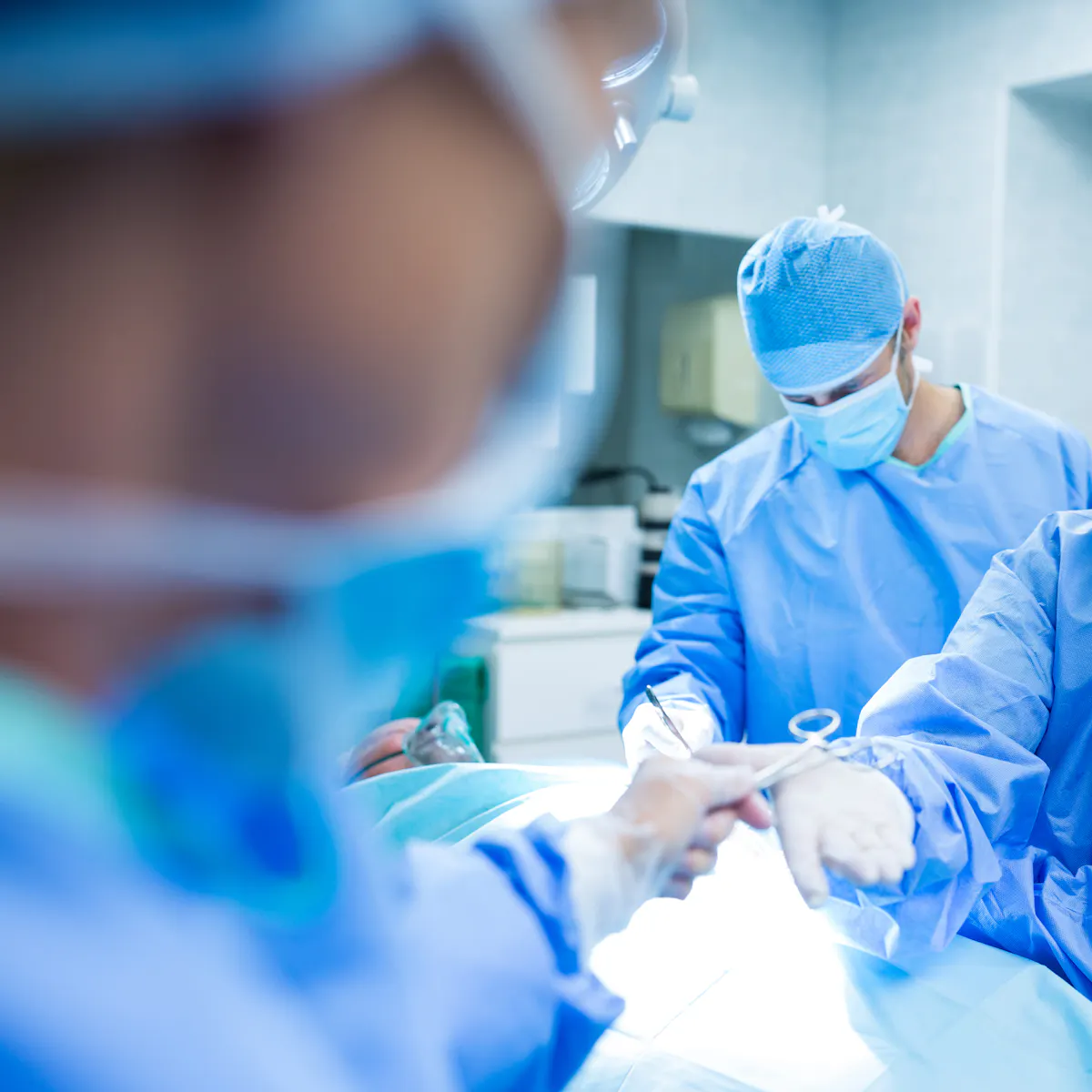 Chirurgen während der Operation