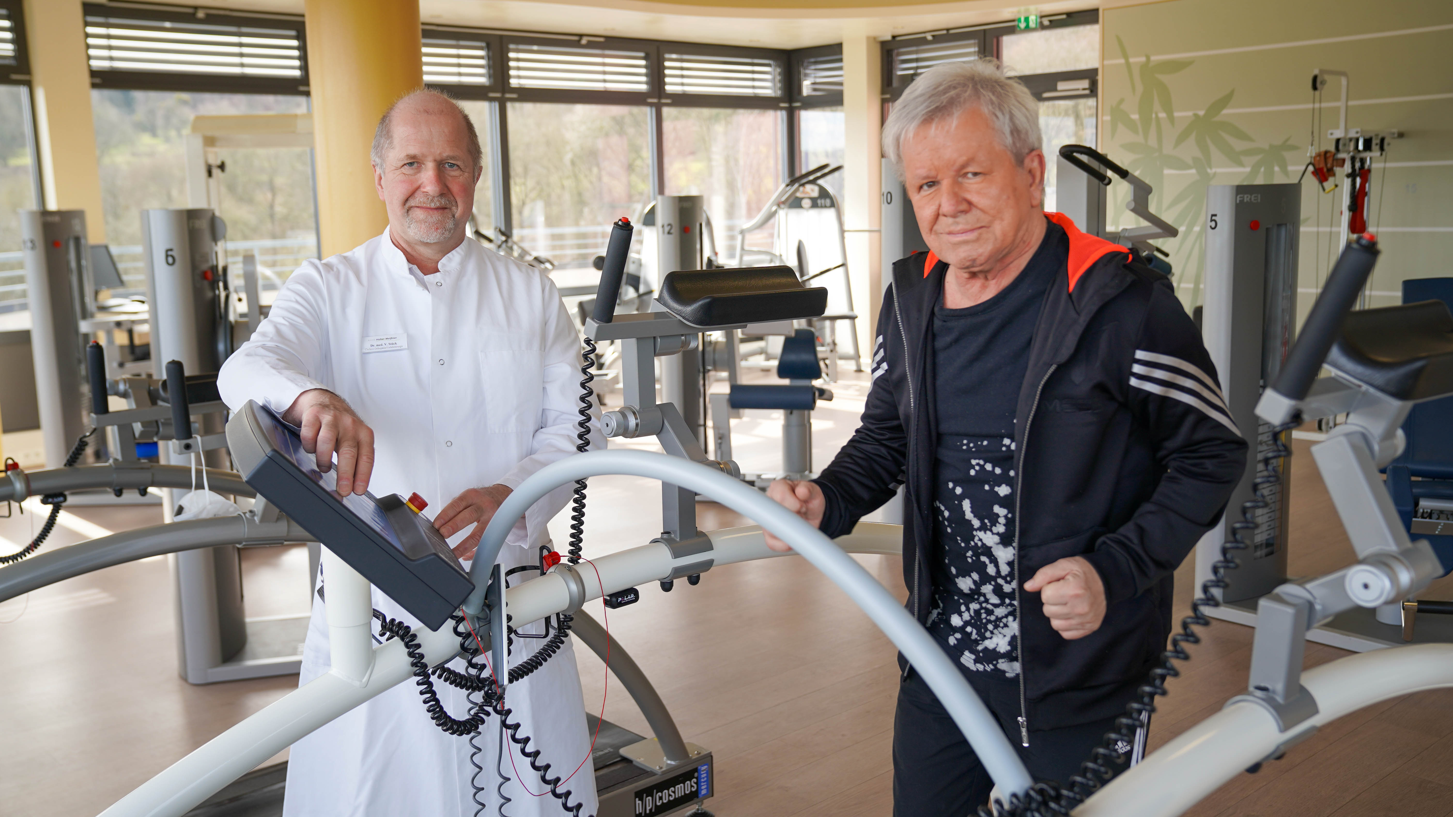 Dr. Volker Stück, Chefarzt Orthopädie und Unfallchirurgie in der Klinik Hoher Meißner zusammen mit Gerd Grabowski, alias G.G. Anderson, bei seinem individuellen Behandlungsprogramm. Copyright: P.Böttcher