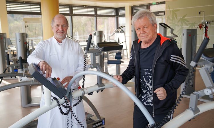Dr. Volker Stück, Chefarzt Orthopädie und Unfallchirurgie in der Klinik Hoher Meißner zusammen mit Gerd Grabowski, alias G.G. Anderson, bei seinem individuellen Behandlungsprogramm. Copyright: P.Böttcher
