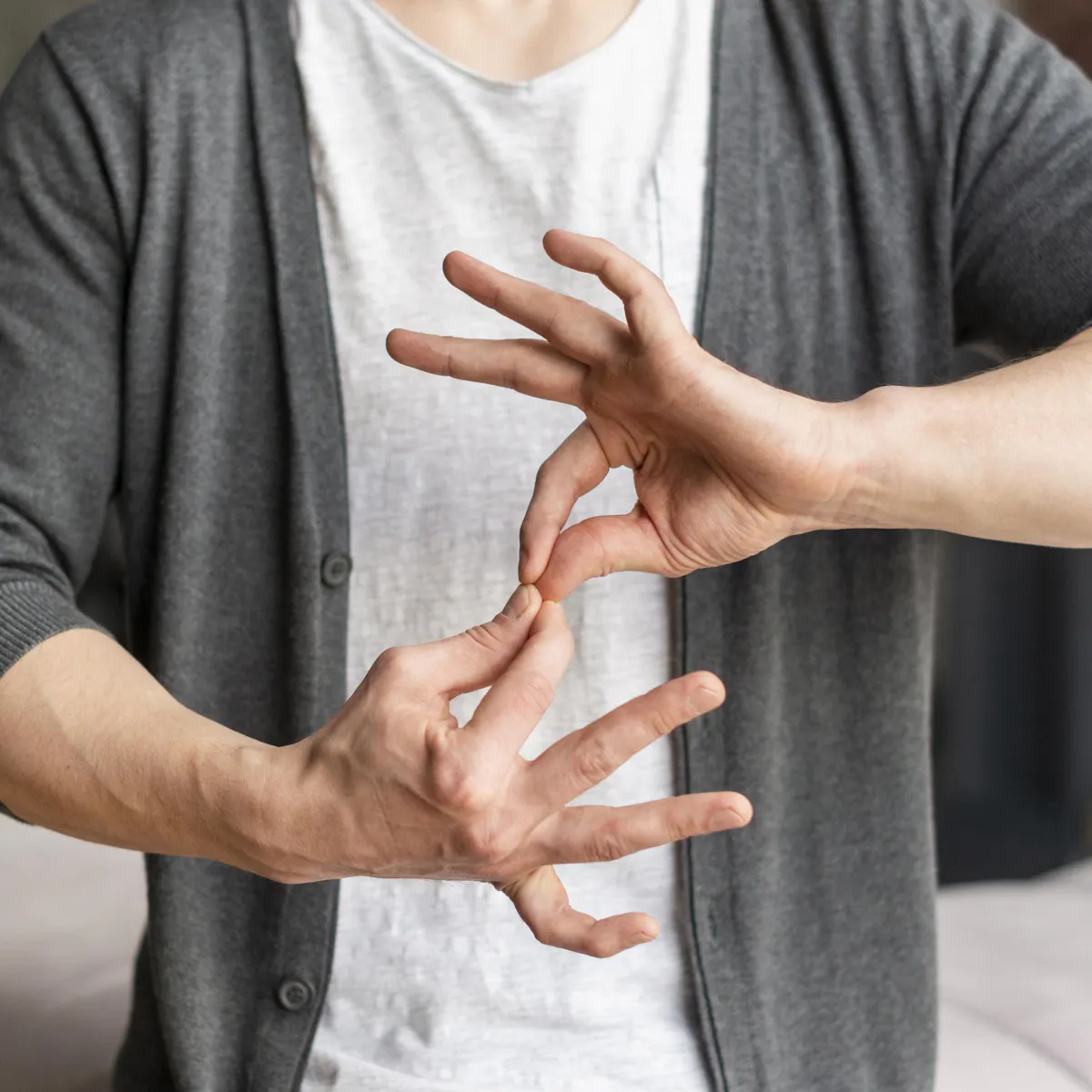 Person führt Handübungen durch