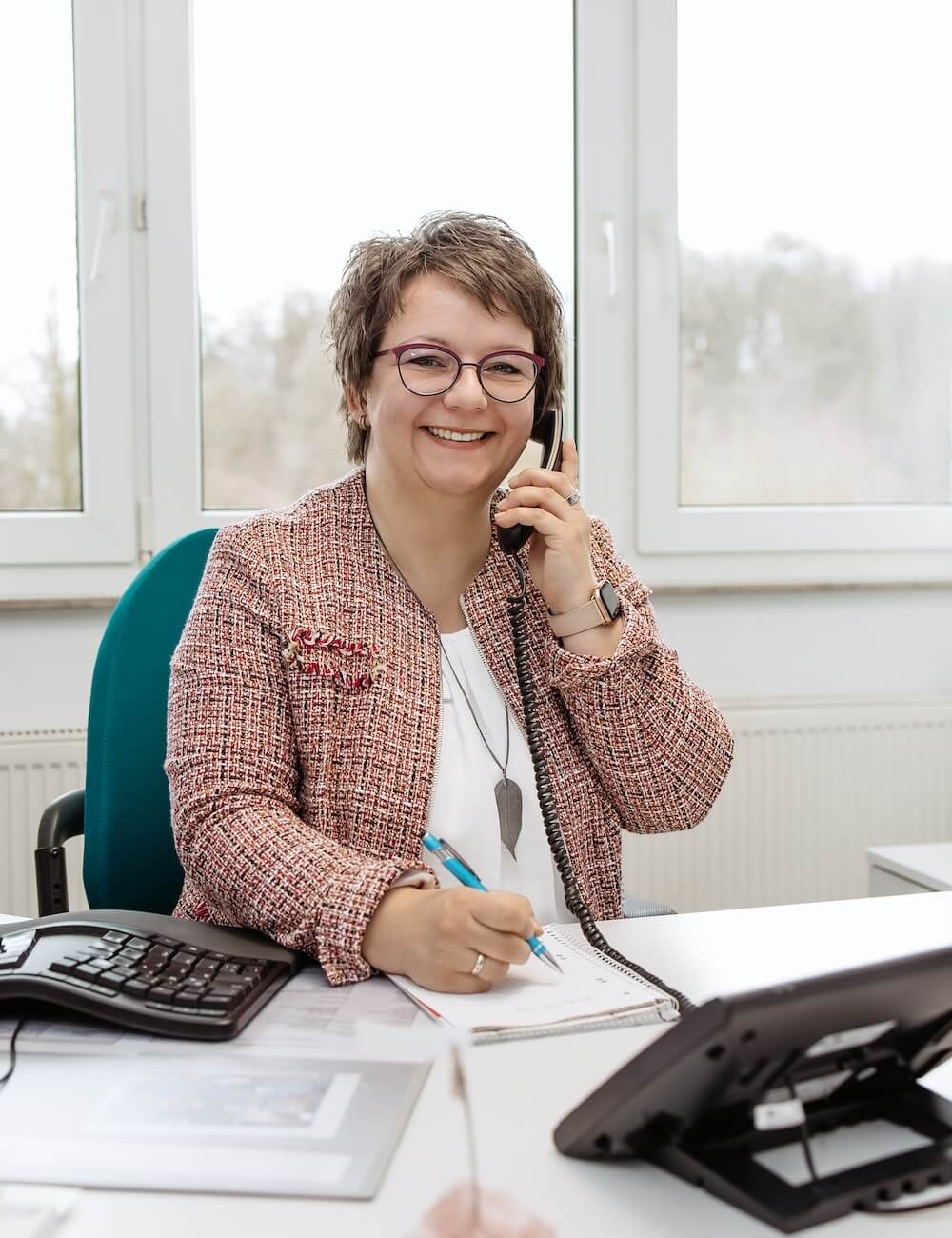 Mitarbeiterin aus dem Wicker Aufnahmebüro nimmt Anruf entgegen