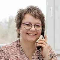 Mitarbeiterin aus dem Wicker Aufnahmebüro nimmt Anruf entgegen