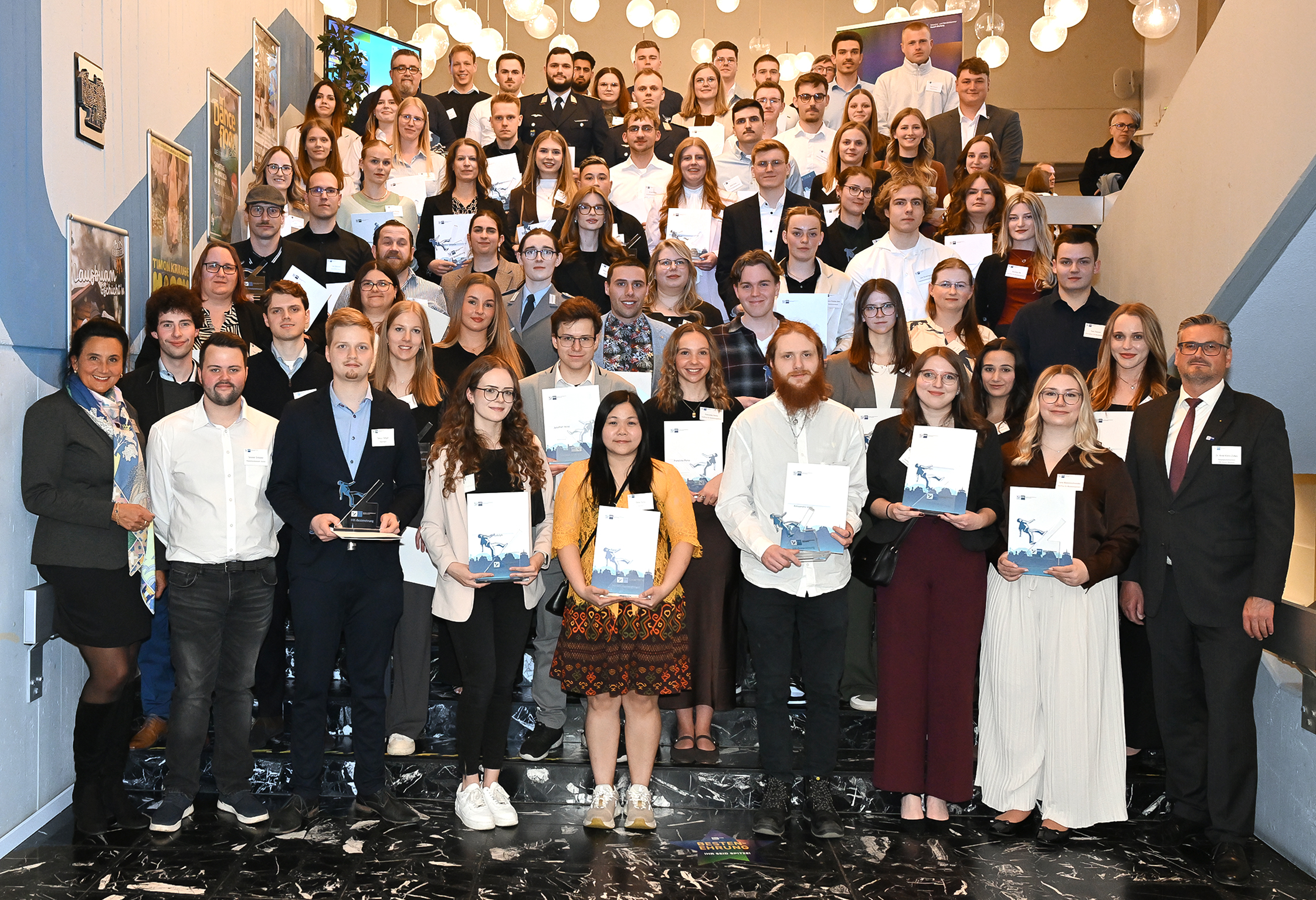 Gruppenfoto der Absolventen des Ausbildungsjahrgangs 2025/2026 | Copyright: IHK Kassel-Marburg