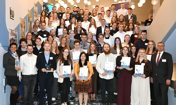 Gruppenfoto der Absolventen des Ausbildungsjahrgangs 2025/2026 | Copyright: IHK Kassel-Marburg