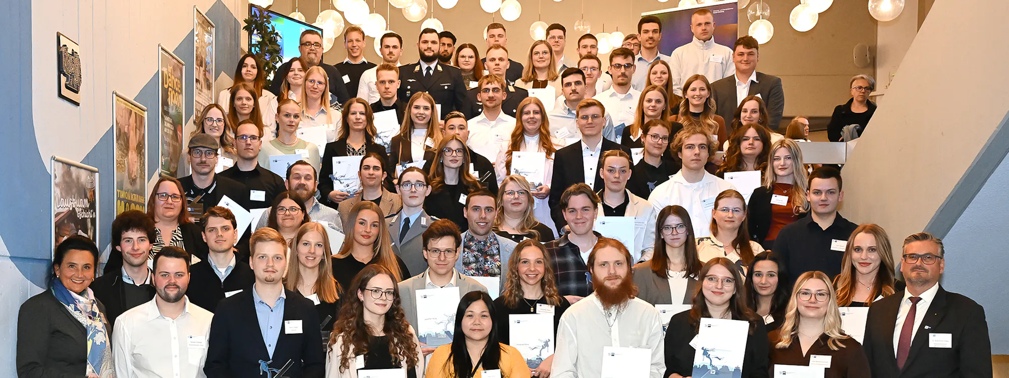 Gruppenfoto der Absolventen des Ausbildungsjahrgangs 2025/2026 | Copyright: IHK Kassel-Marburg Gruppenfoto der Absolventen des Ausbildungsjahrgangs 2025/2026 | Copyright: IHK Kassel-Marburg