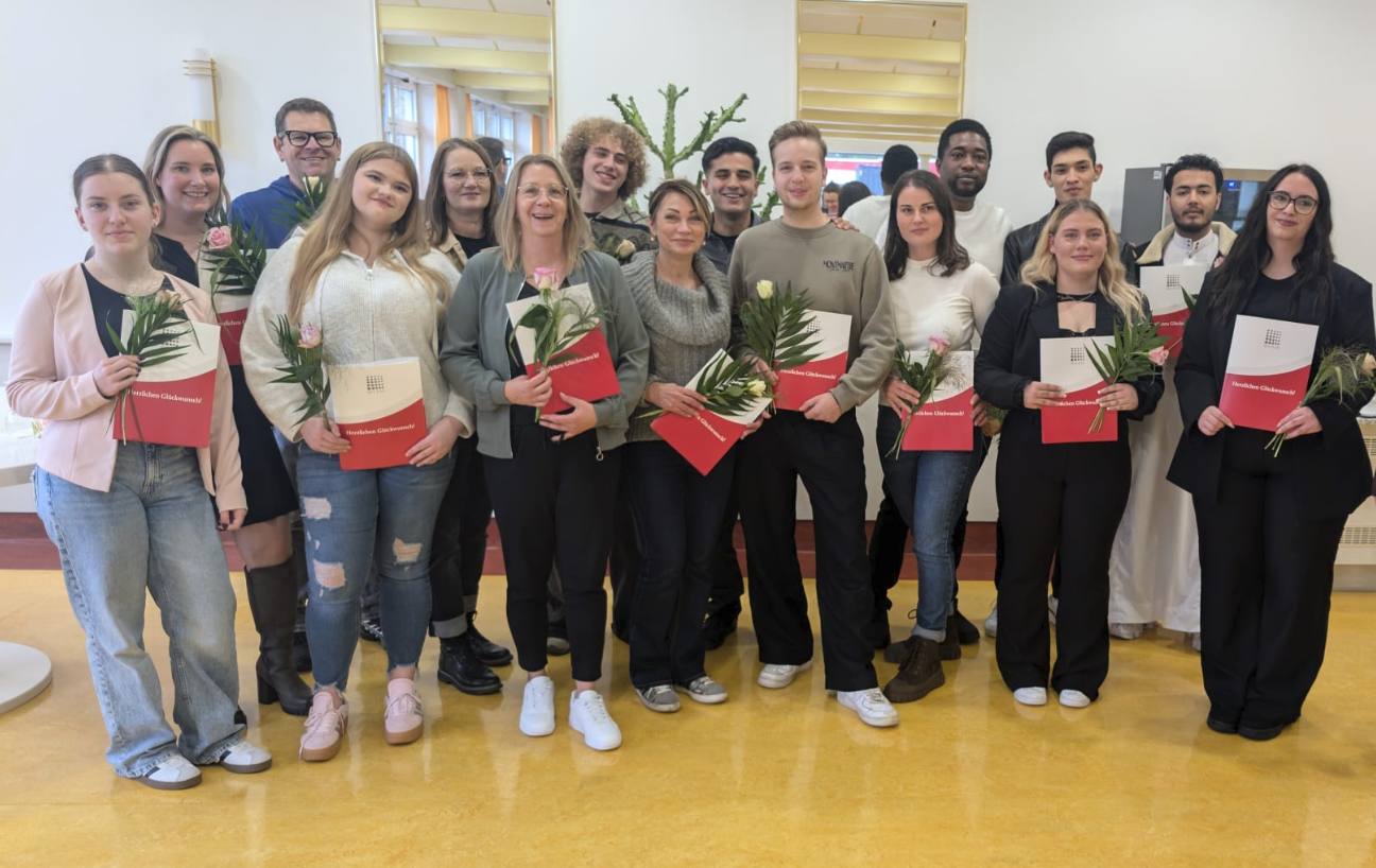 Gruppenfoto der Auszubildenden Krankenpflegehelferinnen und -helfer bei ihrer Examensfeier