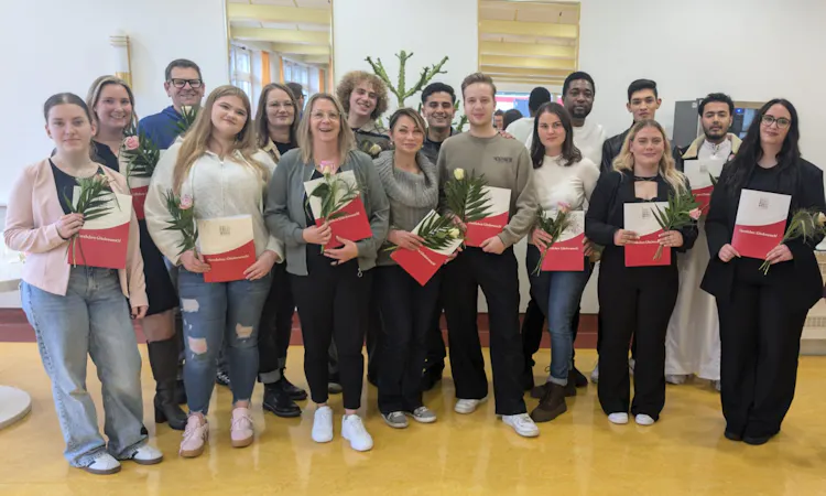 Gruppenfoto der Auszubildenden Krankenpflegehelferinnen und -helfer bei ihrer Examensfeier