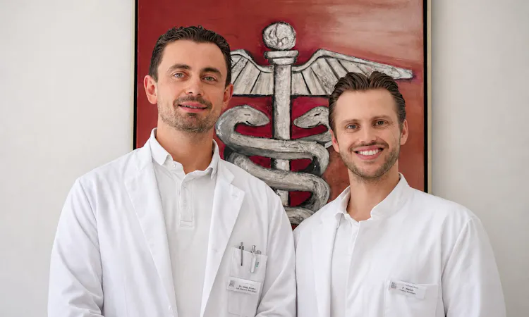 Dr. Arne Krahn (links) und Patrick Weish (rechts) in der Klinik Hoher Meißner