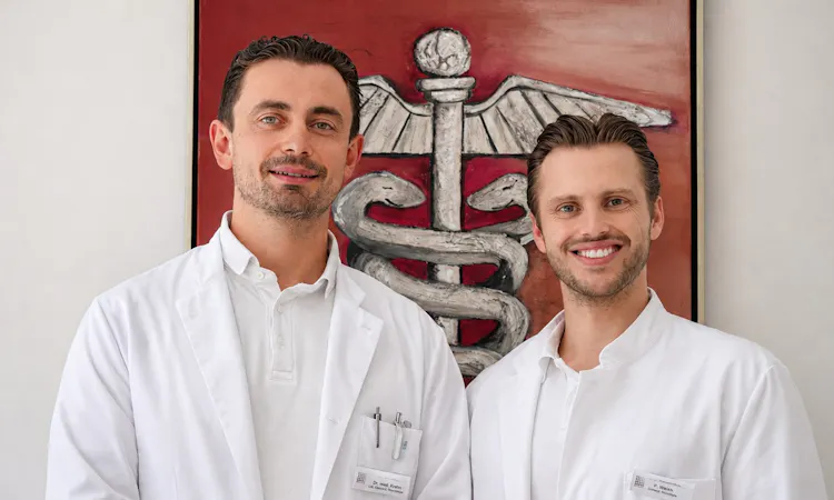 Dr. Arne Krahn (links) und Patrick Weish (rechts) in der Klinik Hoher Meißner