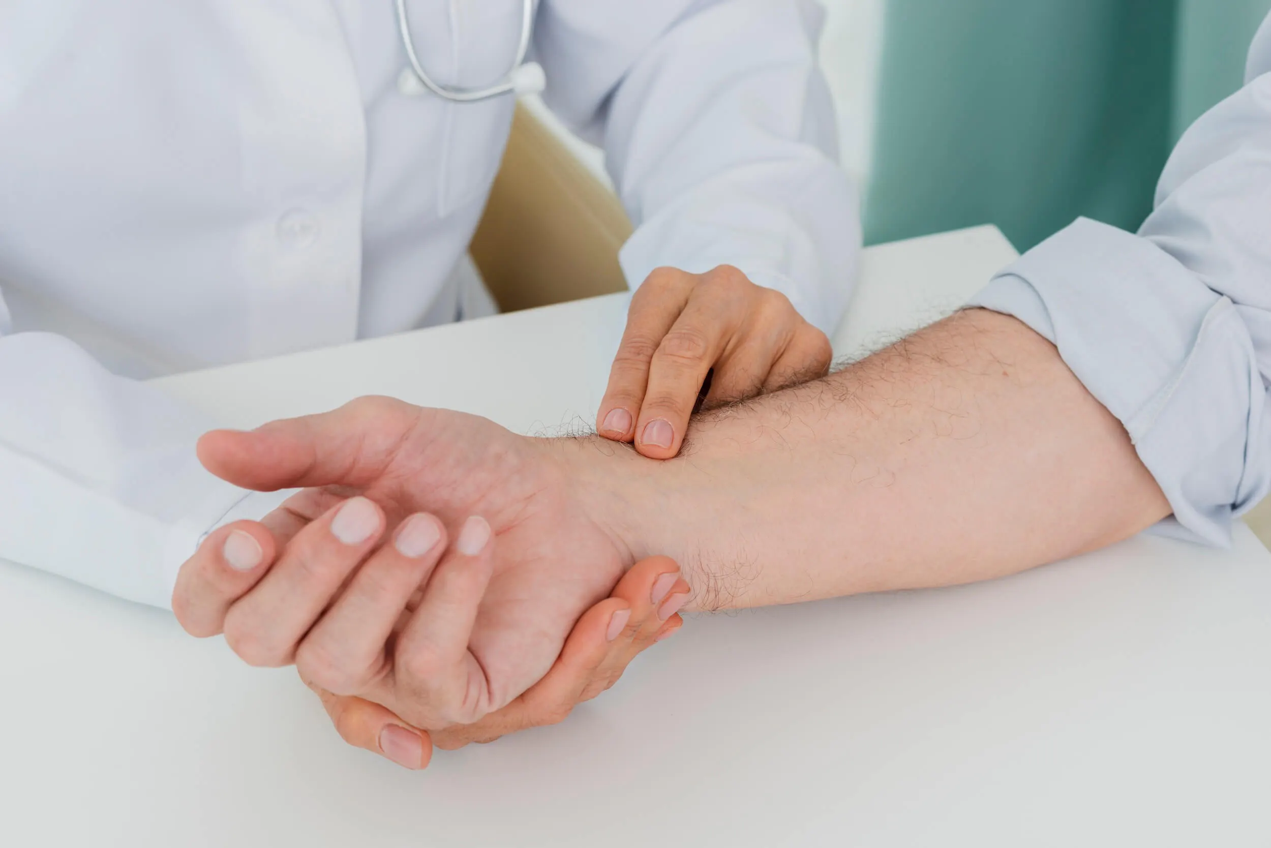 Arzt untersucht den Arm eines Patienten