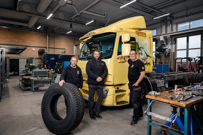 Fordonsansvarig Peter Ljungar och representanter från Lars Kagg i Kalmar framför lastbilen Widéns skänkt till skolan 