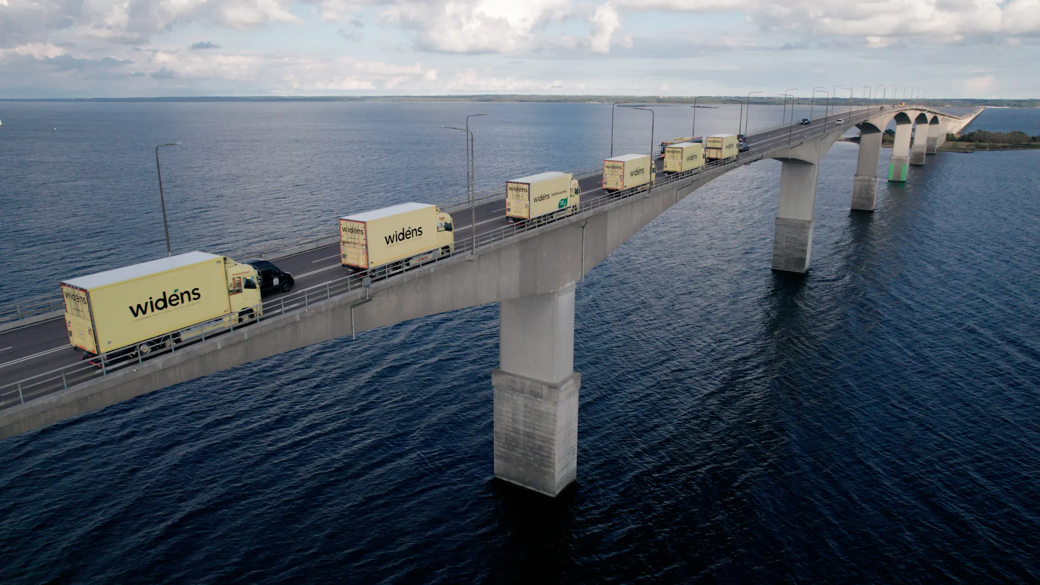 Widéns Åkeri åker i karavan över Ölandsbron