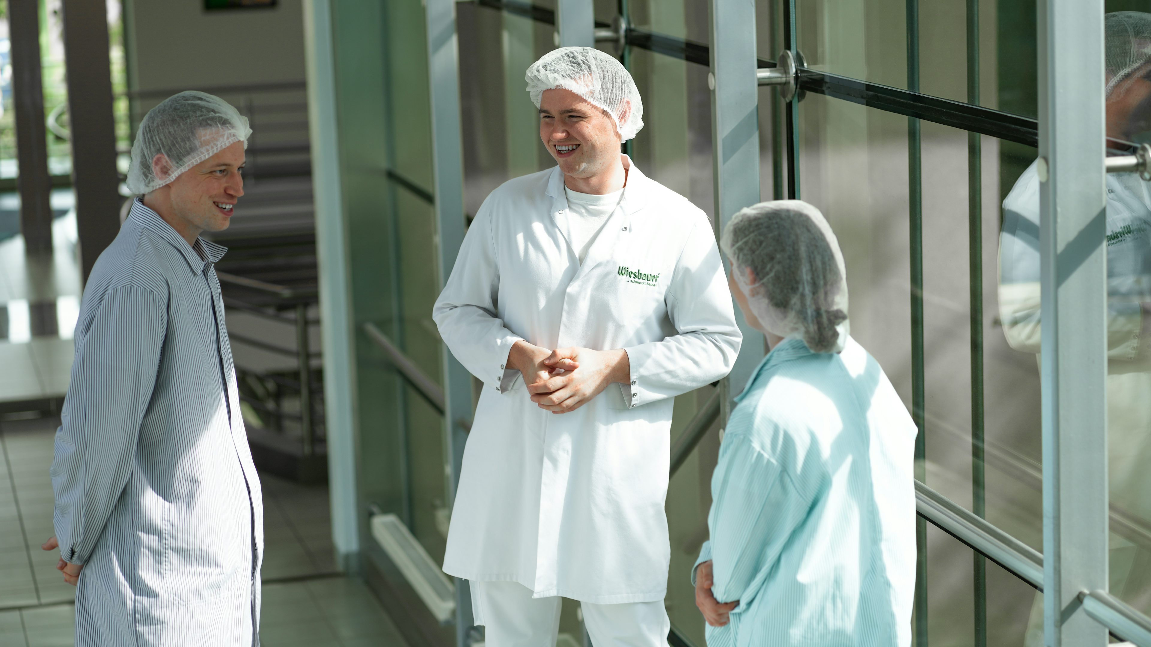 Drei Mitarbeiter reden miteinander