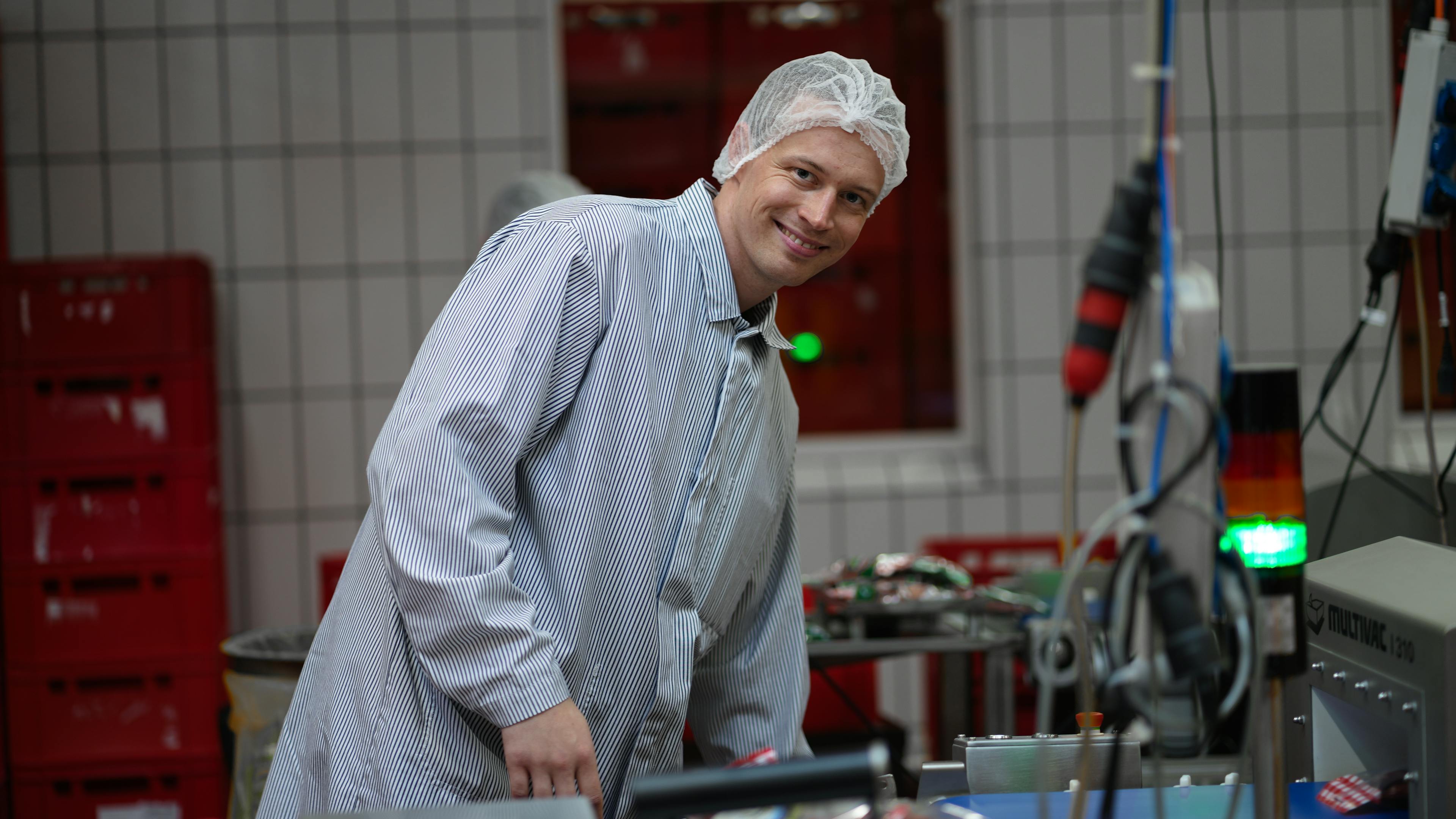 Ein Produktionsmitarbeiter