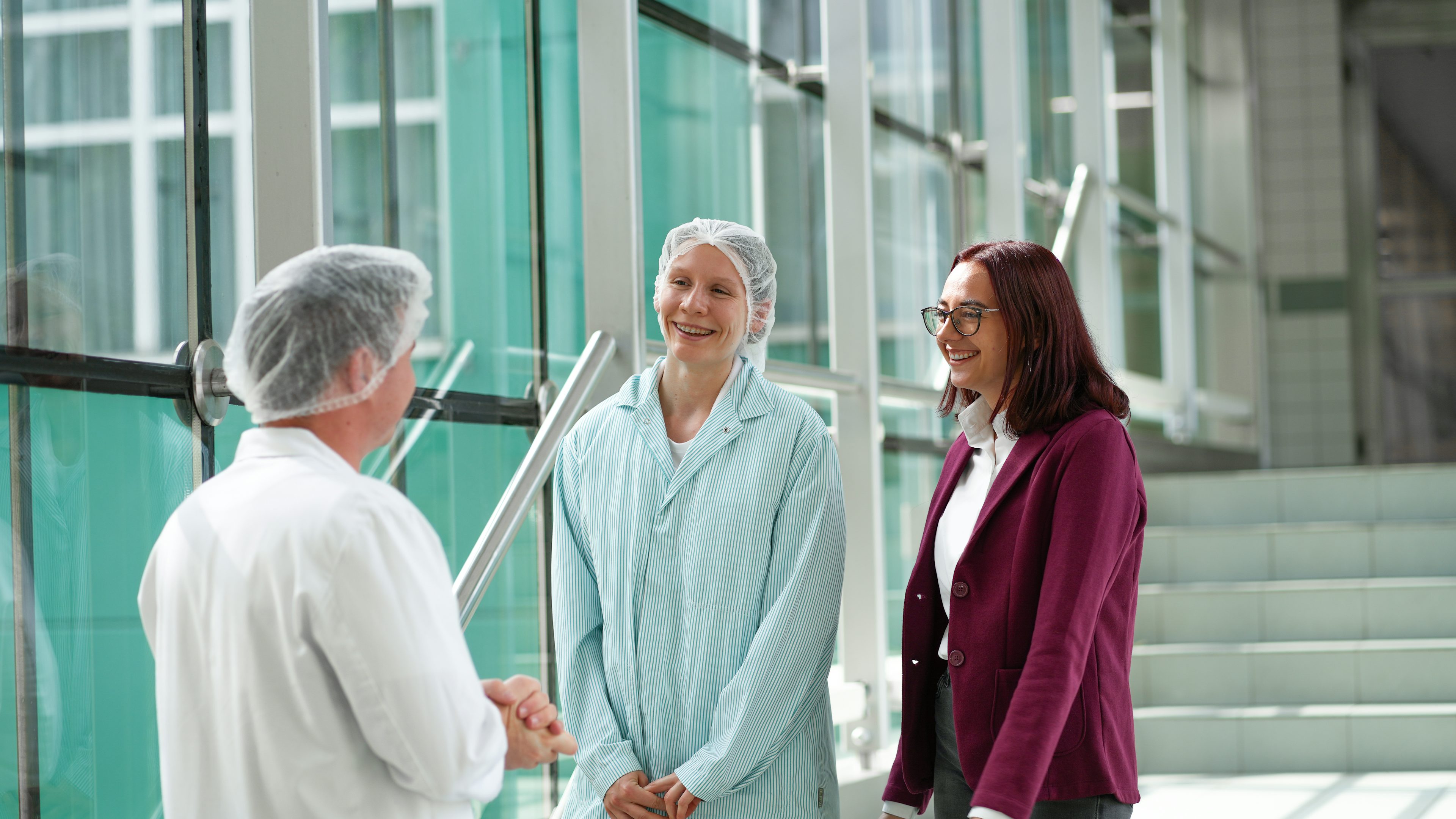 Drei Mitarbeiter reden miteinander