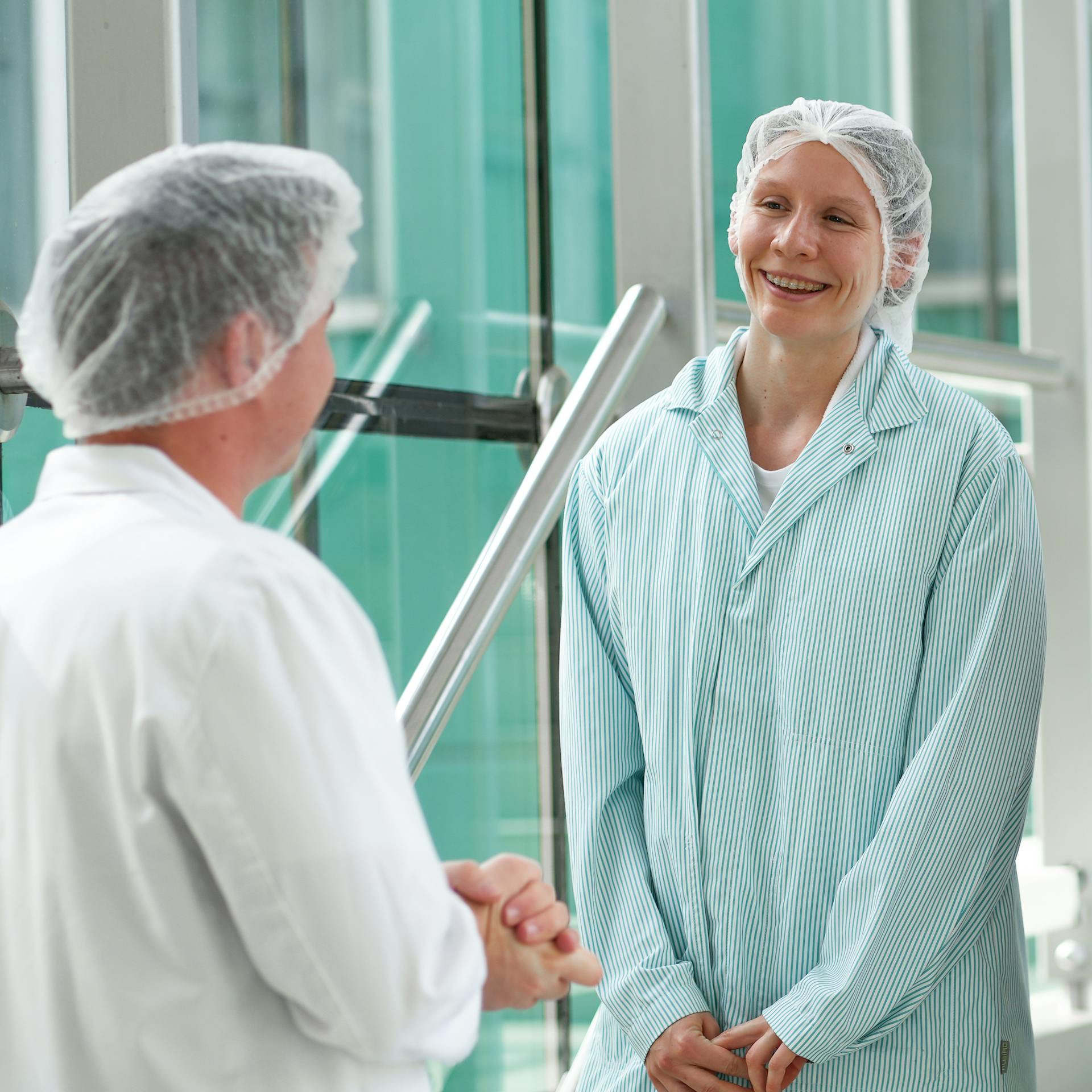 Im Rahmen des Wiesbauer-Traineeprogramms sind drei Personen zu sehen, davon zwei in Hygienekleidung und eine im Business-Outfit.