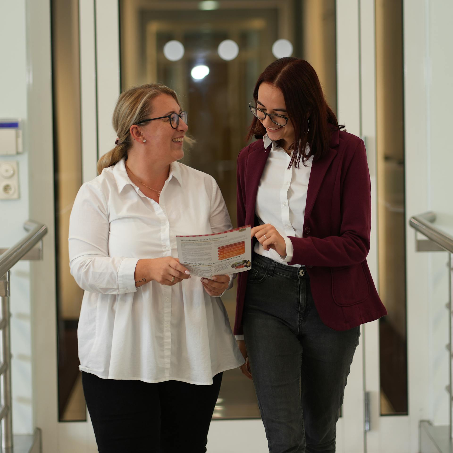 Leitung und Mitarbeiterin