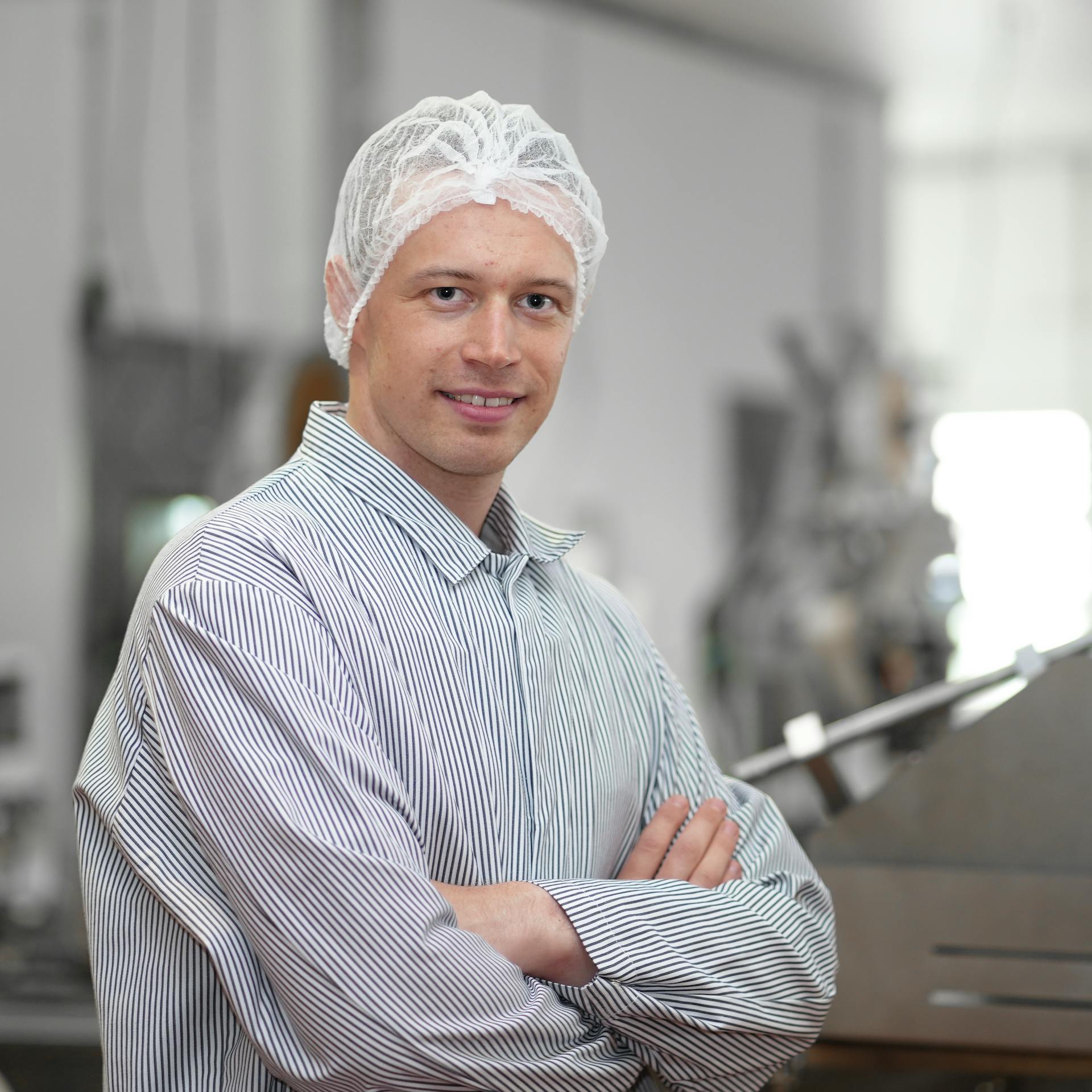 Ein Schichtleiter in der Slicerei von Wiesbauer überwacht und koordiniert die Arbeit an mehreren Produktionslinien.