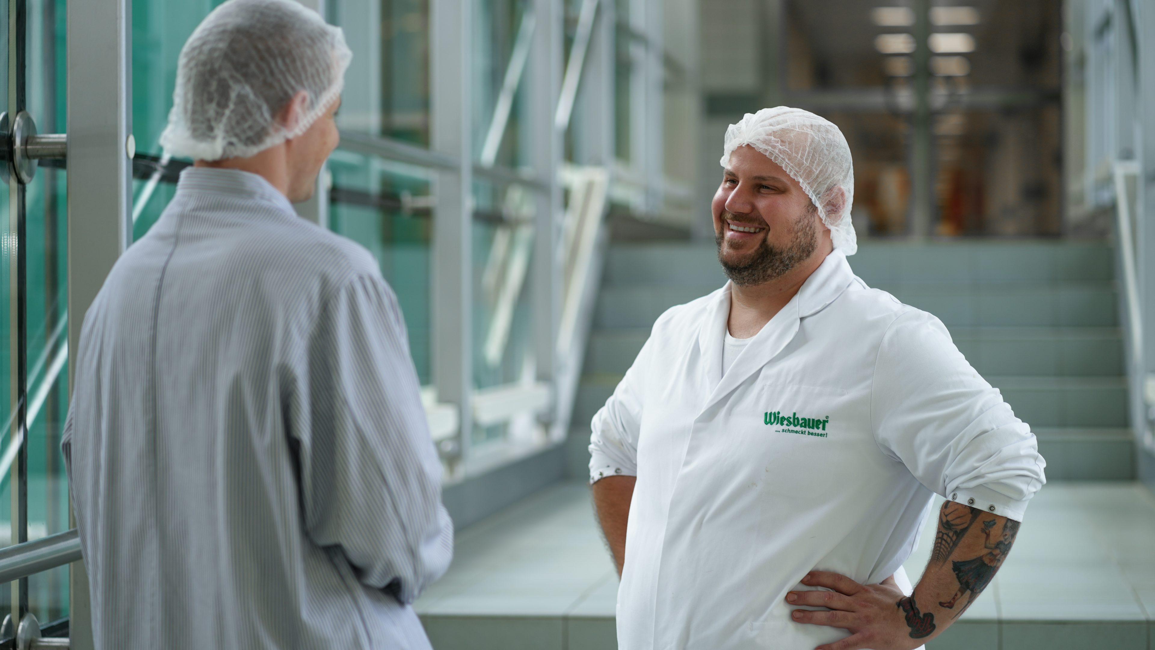 Zwei Mitarbeiter reden miteinander