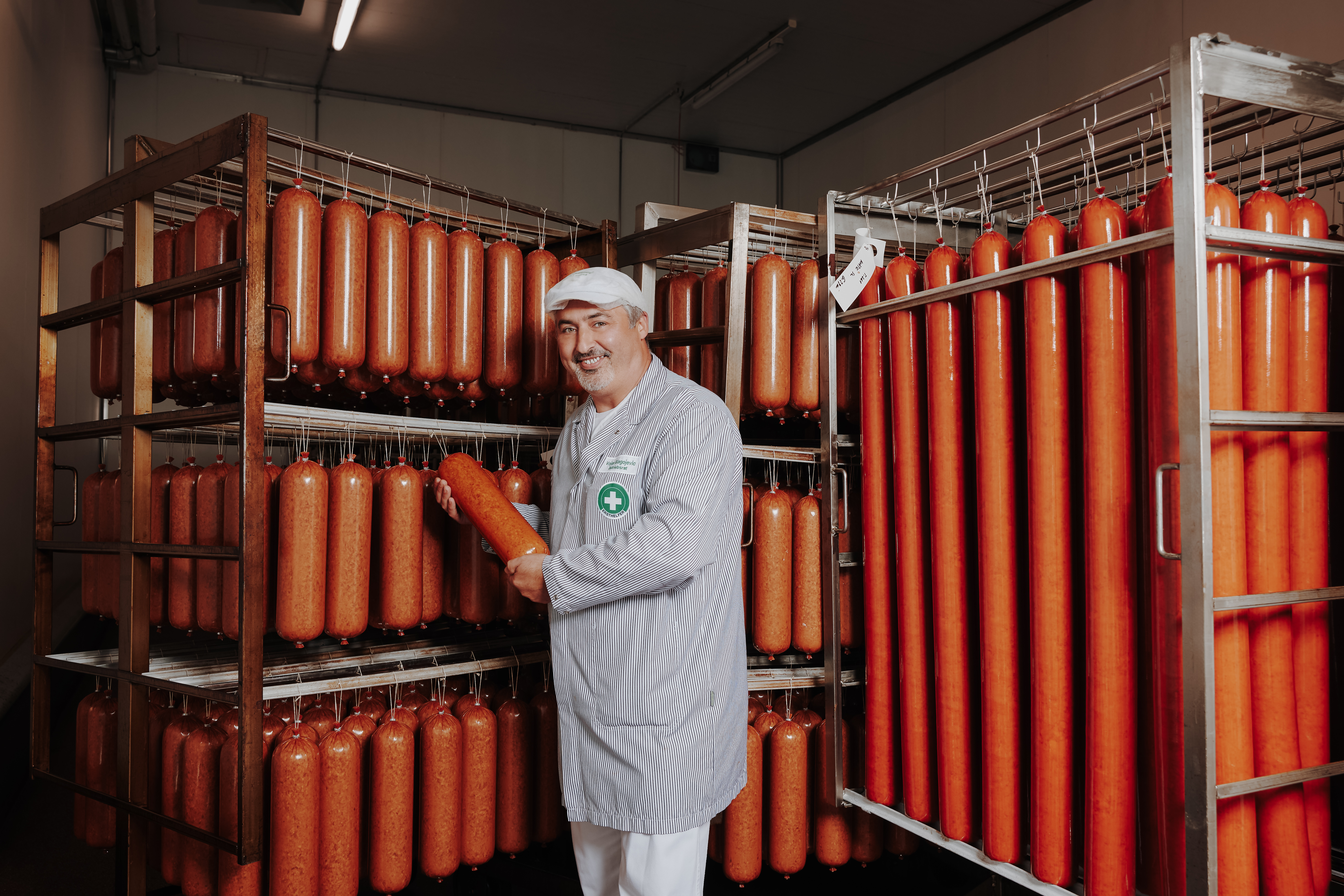 Mitarbeiter mit Wurstwagen

