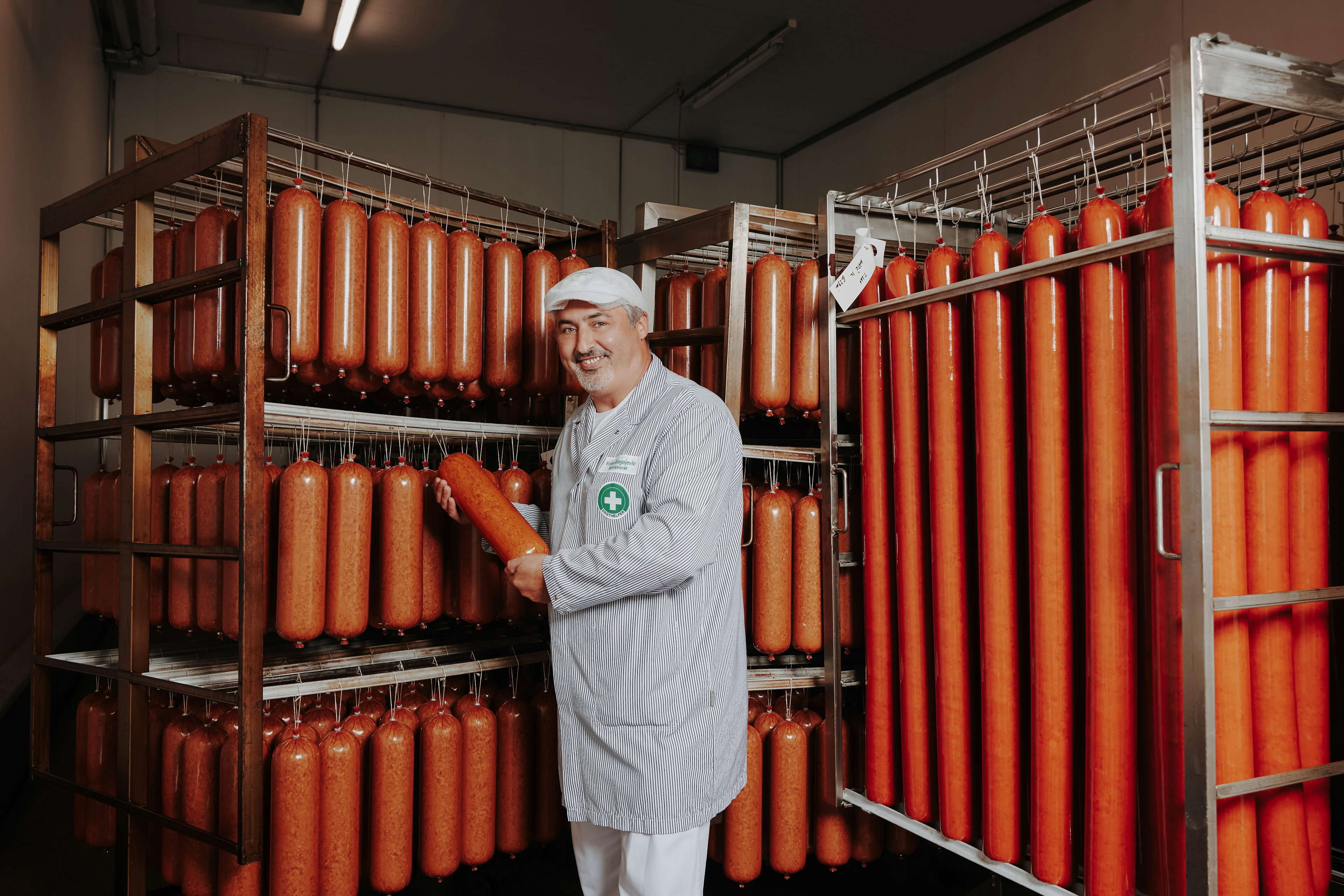 Mitarbeiter mit Wurstwagen

