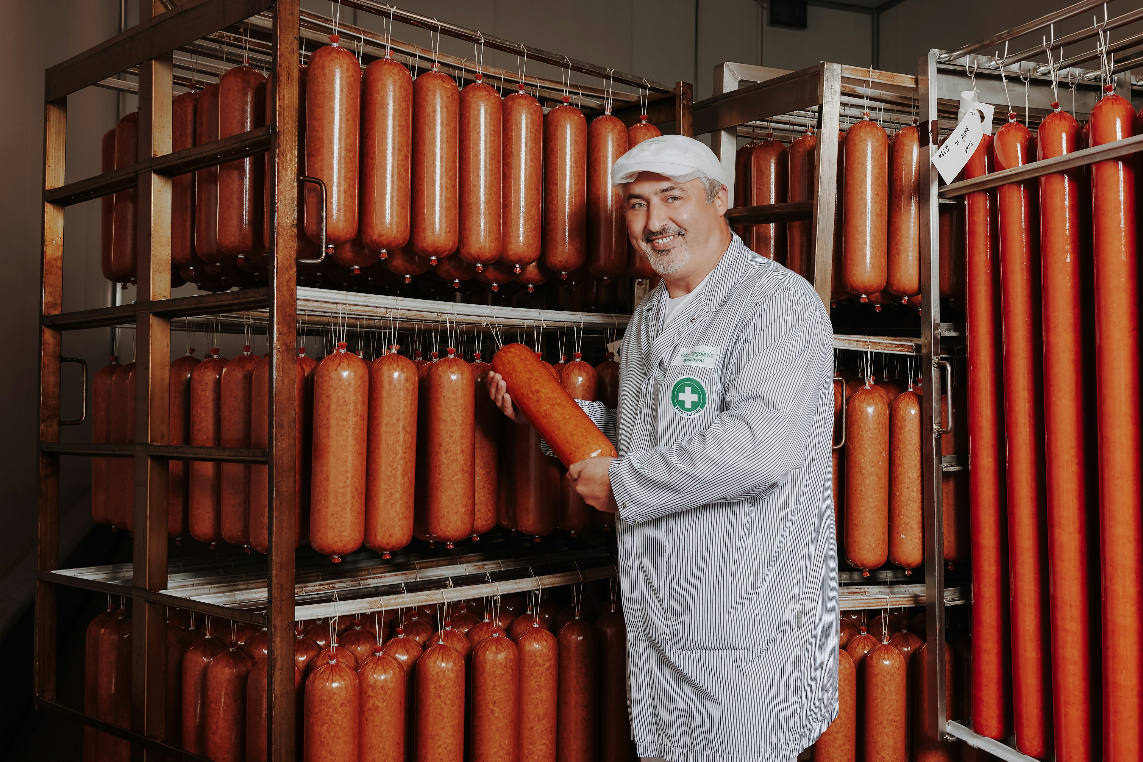 Mitarbeiter mit Wurstwagen