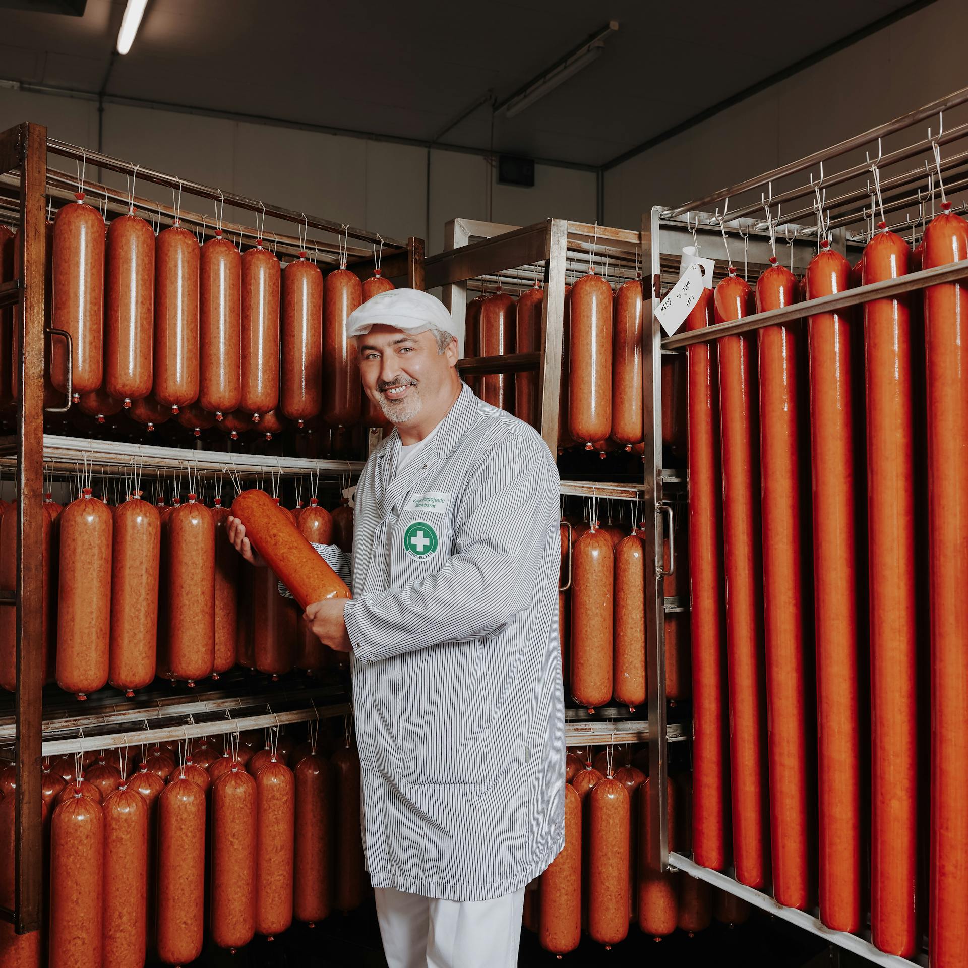 Mitarbeiter mit Wurstwagen

