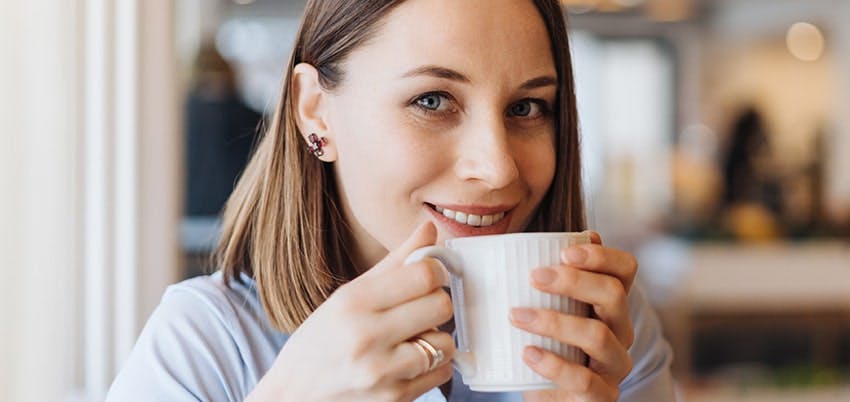 ¿El café oscurece los dientes?