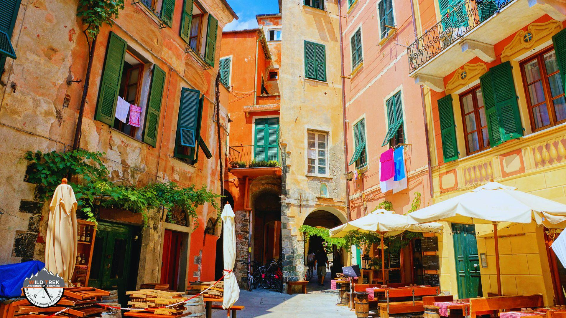 Case colorate nei vicoli del borgo antico di Monterosso