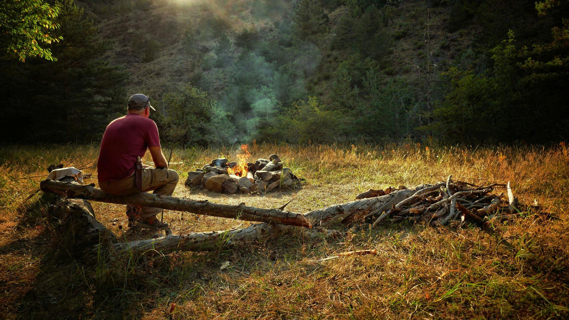 Bushcraft secondo Wild Trek – vivere in natura con consapevolezza e rispetto davanti al fuoco