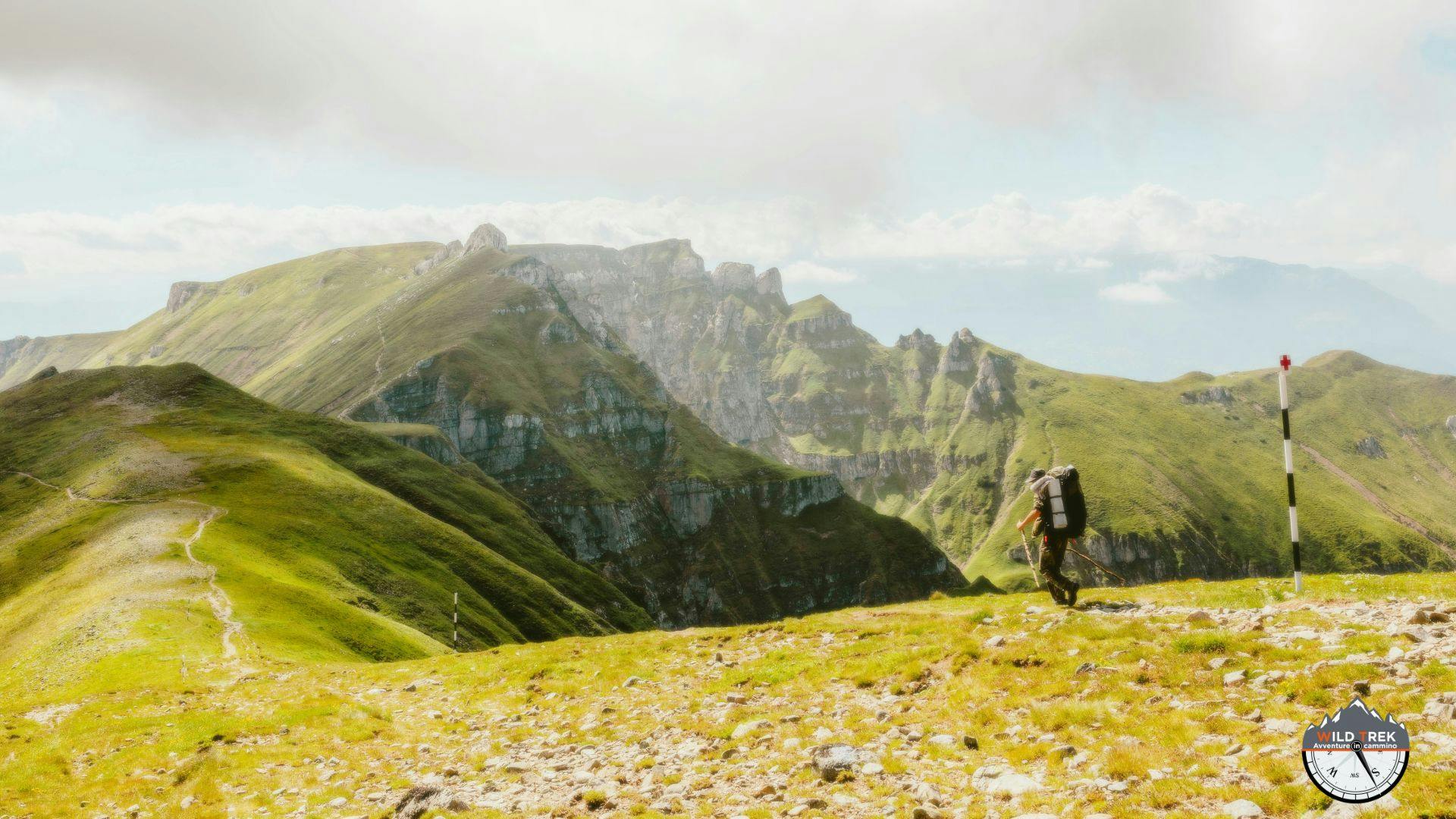 Escursionista solitario su sentiero appenninico in ambiente di crinale