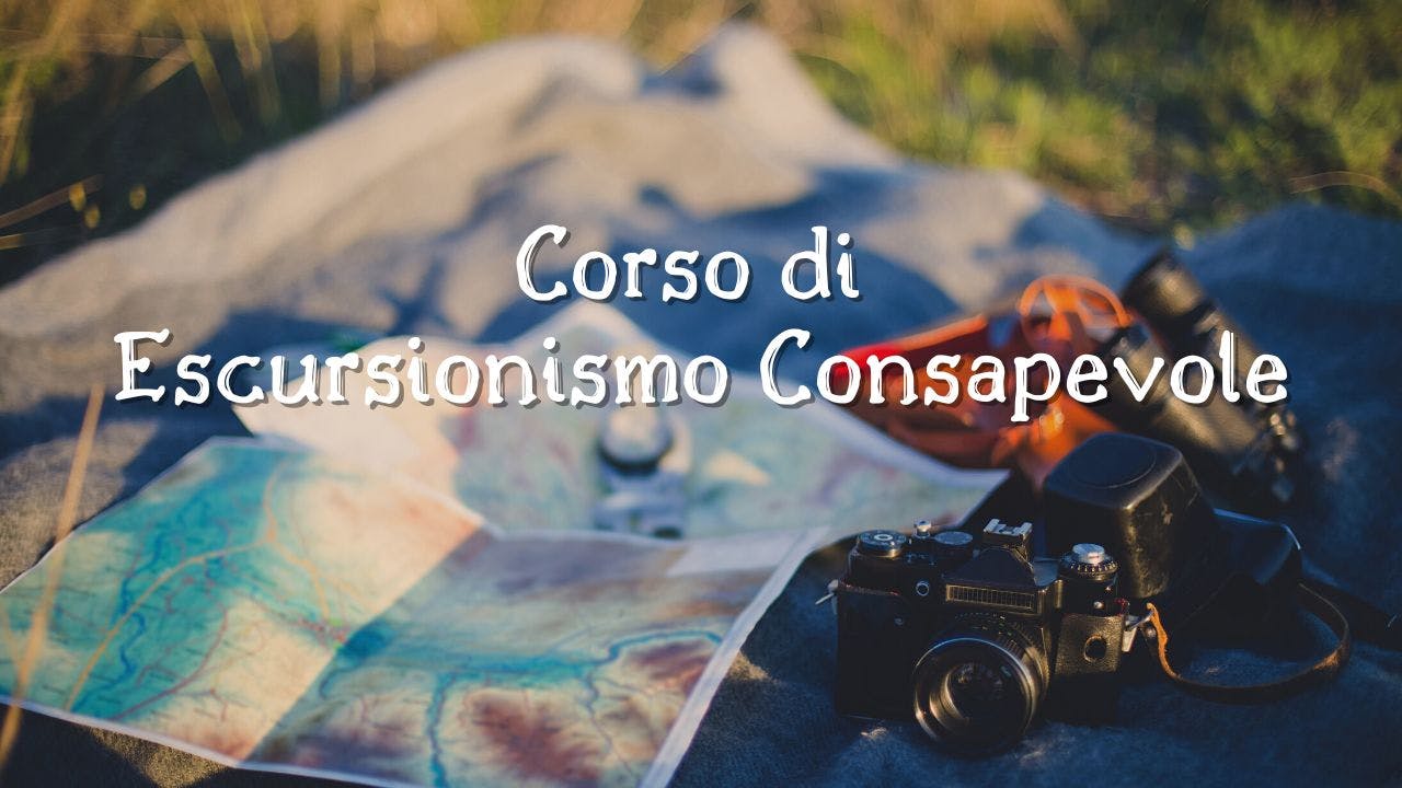 Attrezzatura escursionismo consapevole: cartina, bussola, binocolo, macchina fotografica