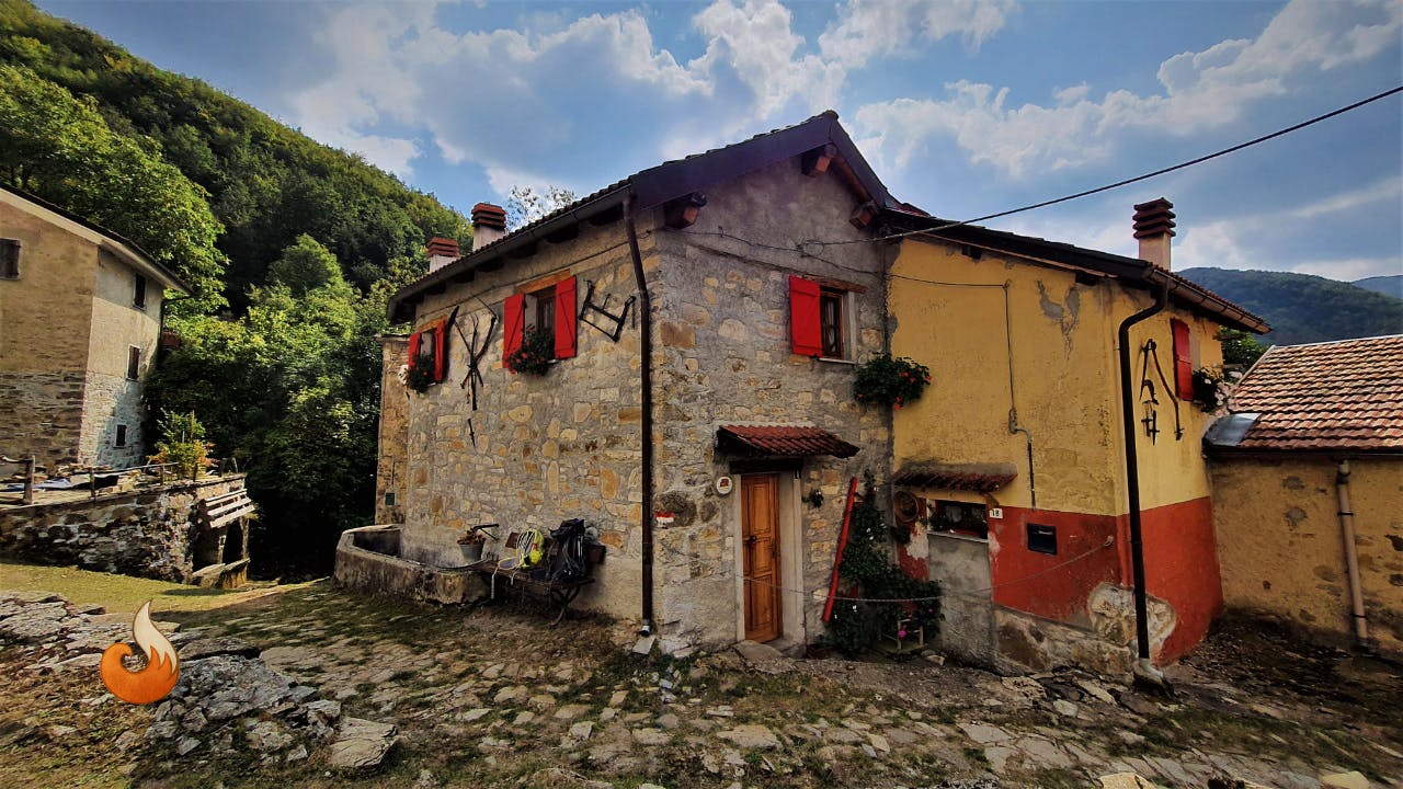 Case colorate nel borgo di Suzzi in Val Boreca