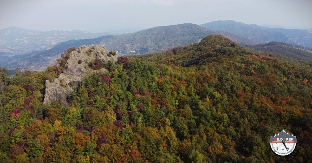 Panoramica con drone del Monte di Pietra Corva in autunno
