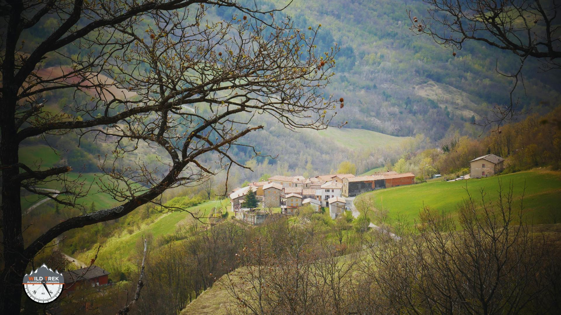 Scorcio di una frazione di Romagnese tra i pascoli dell'Oltrepò