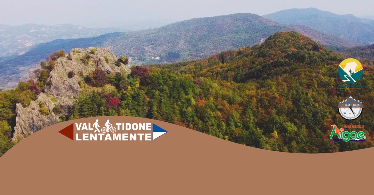 Panoramica con drone del Monte di Pietra Corva in autunno