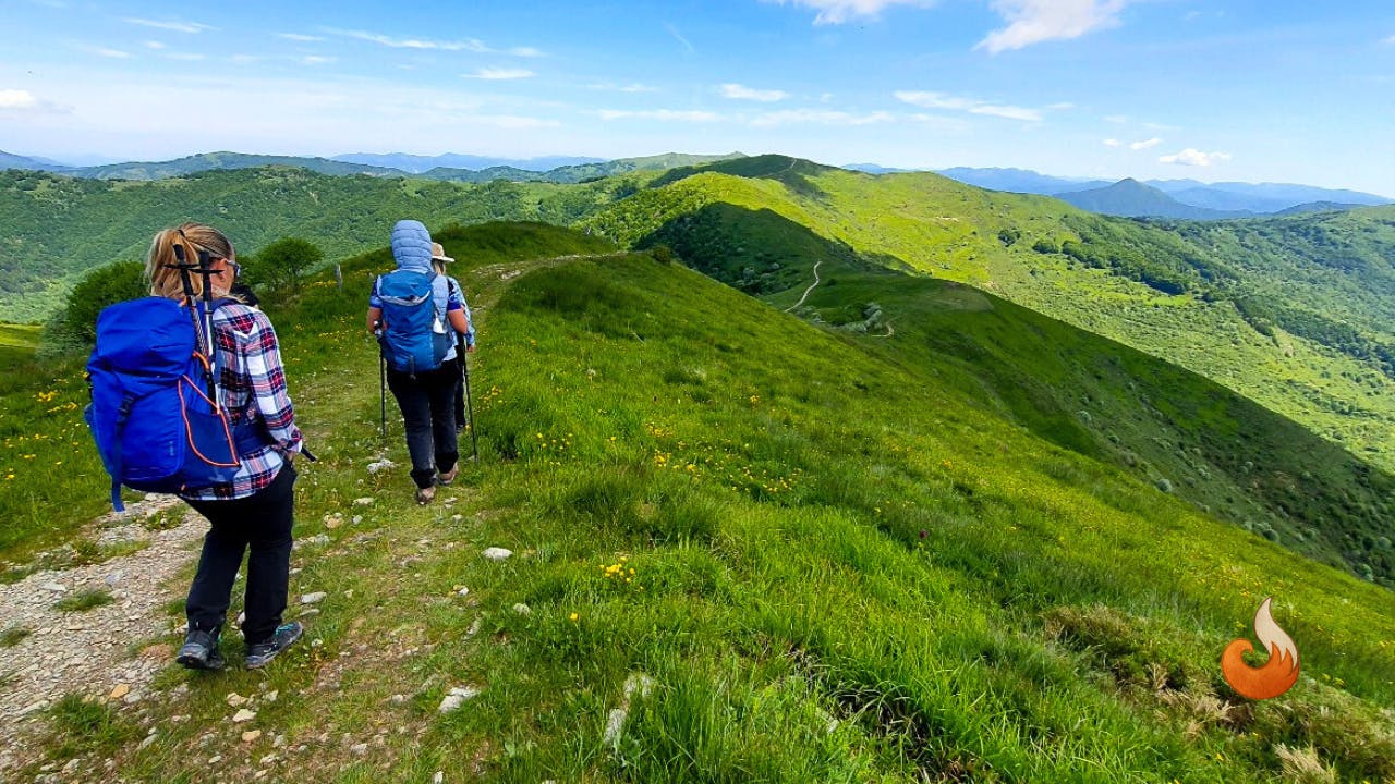Gruppo di escursionisti in cammino sui crinali del Monte Ebro lungo la Via del Sale