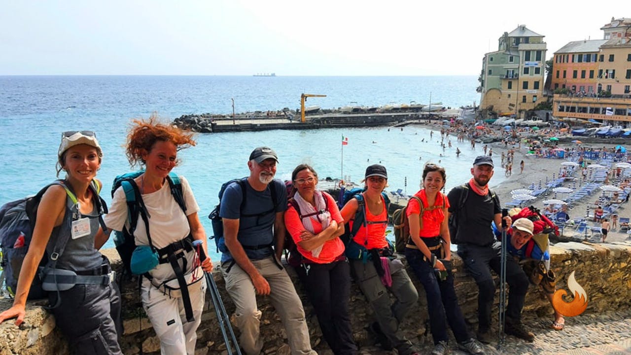 Gruppo di escursionisti sul lungomare di Bogliasco a fine Via del Sale