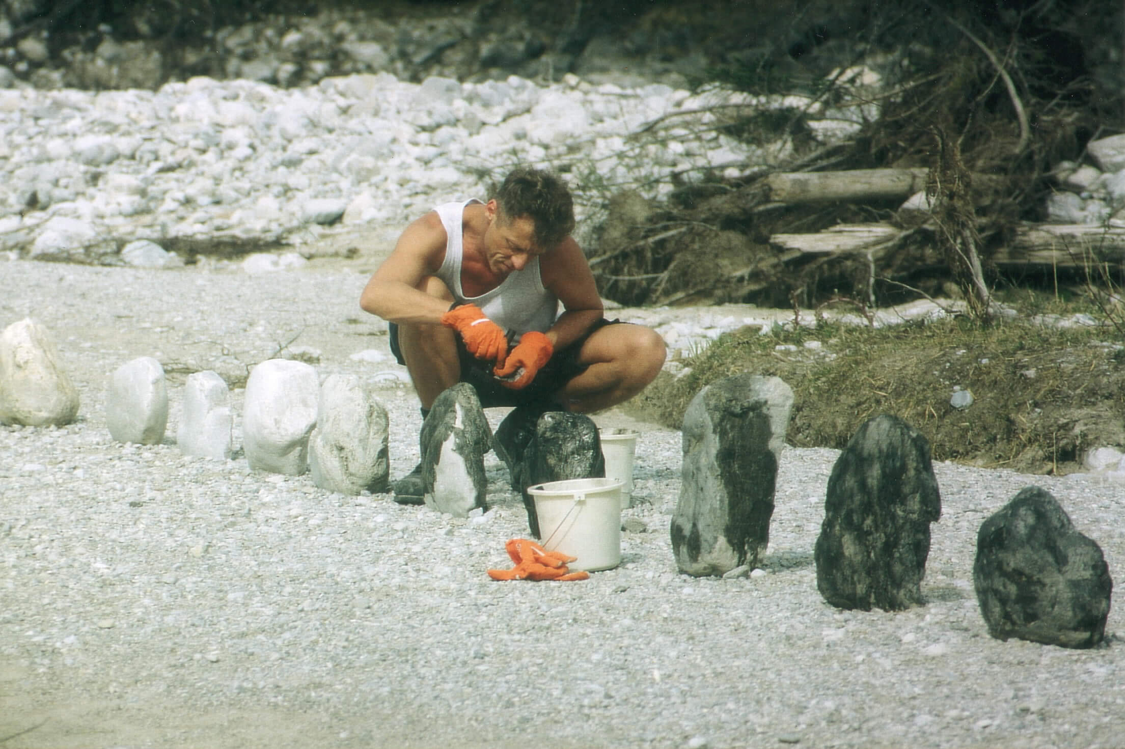Willi Bleicher färbt die Steinreihe