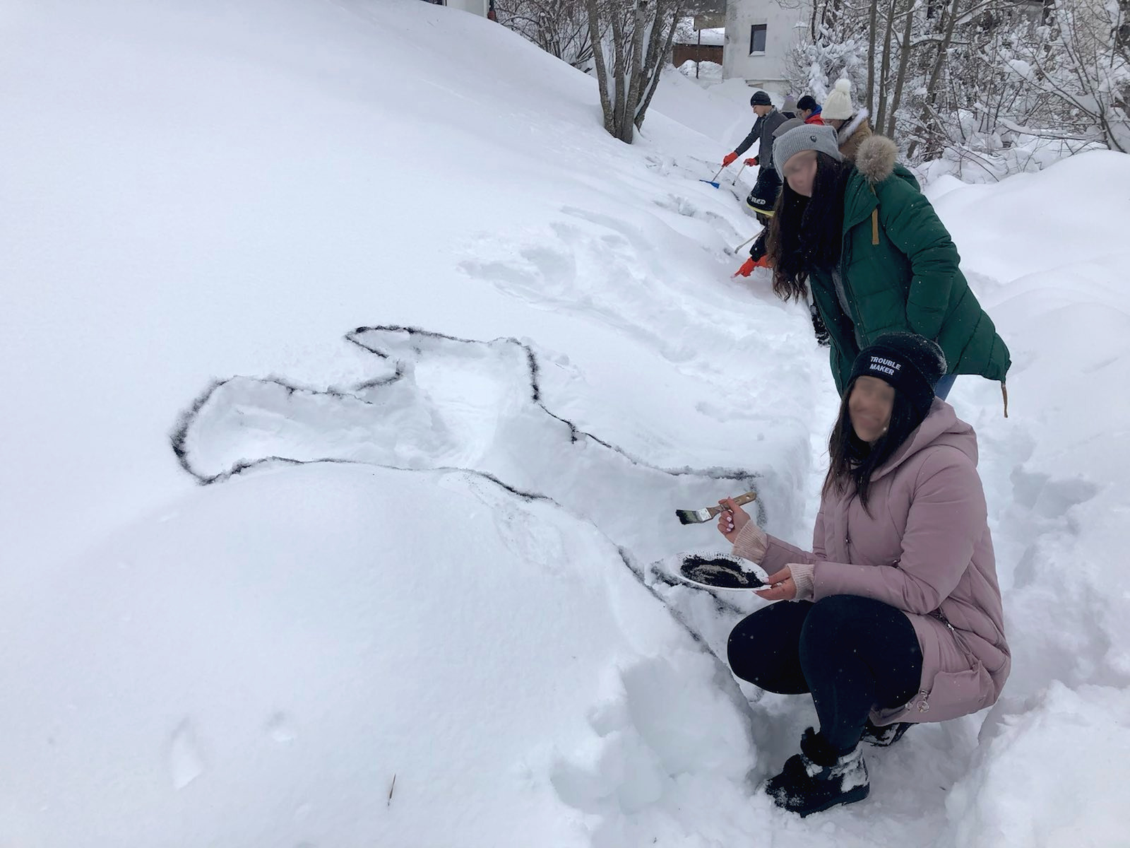 Jugendliche im Schnee beim malen