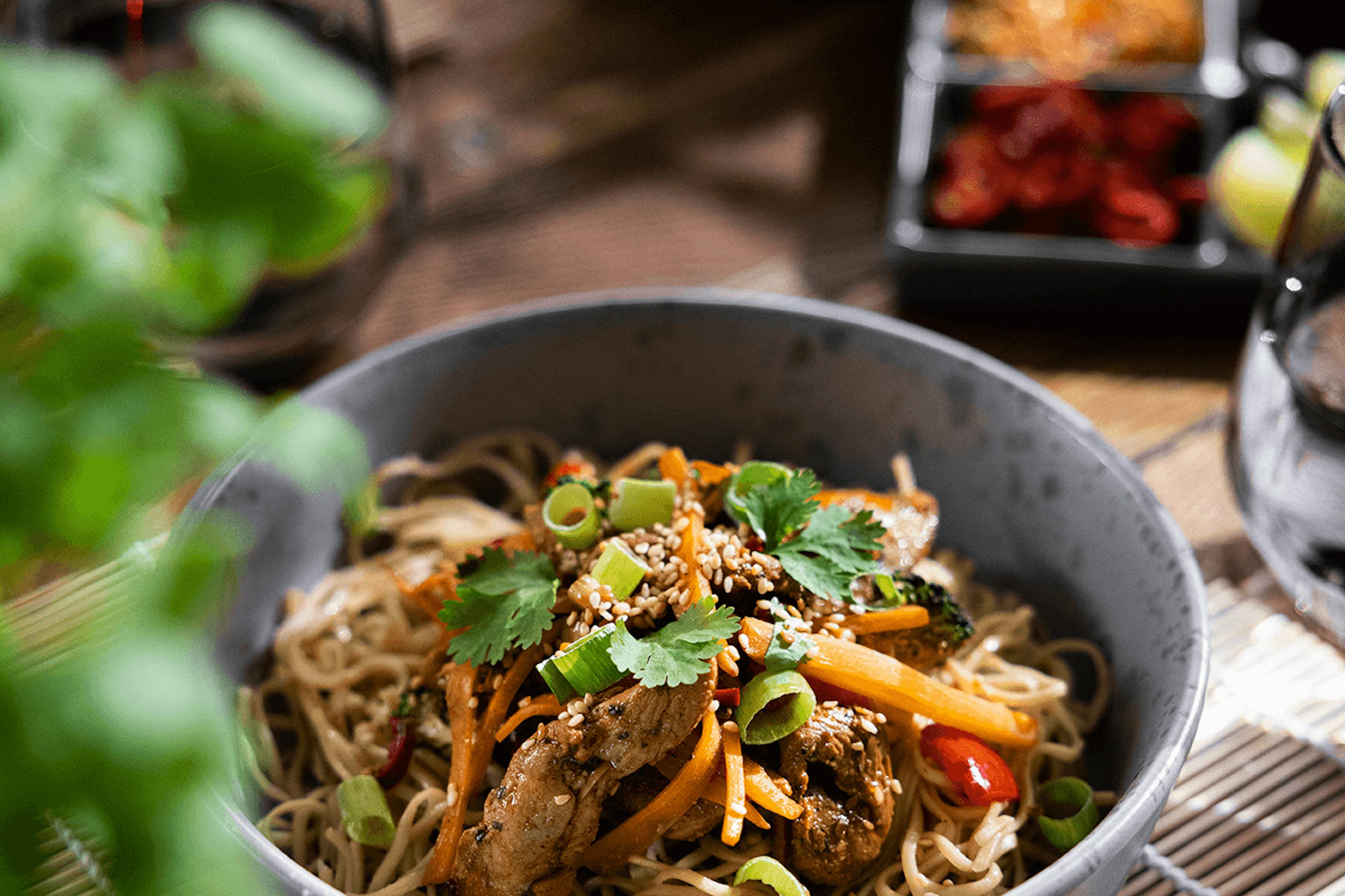 En kycklingwok från Guldfågeln med spännande färger och ingredienser