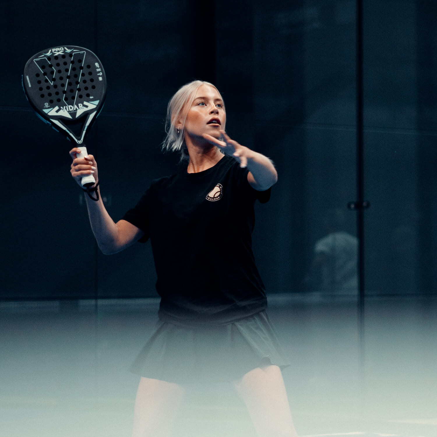 Vamos Padel Club - Tjej som spelar padel.