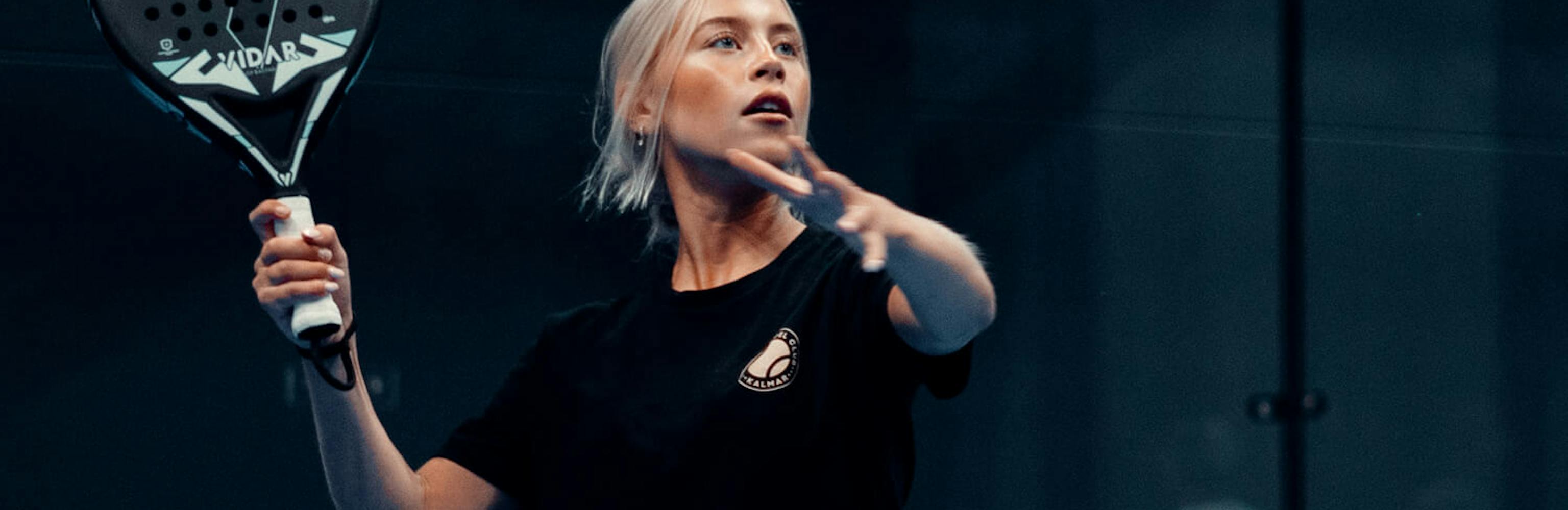 Vamos Padel Club - Tjej som spelar padel.