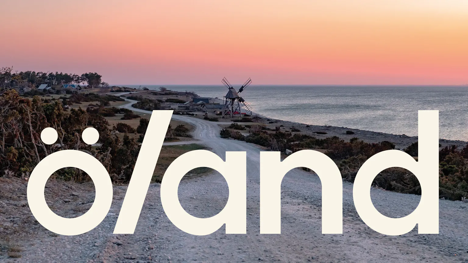 Ölandslogo över strand och solnedgång