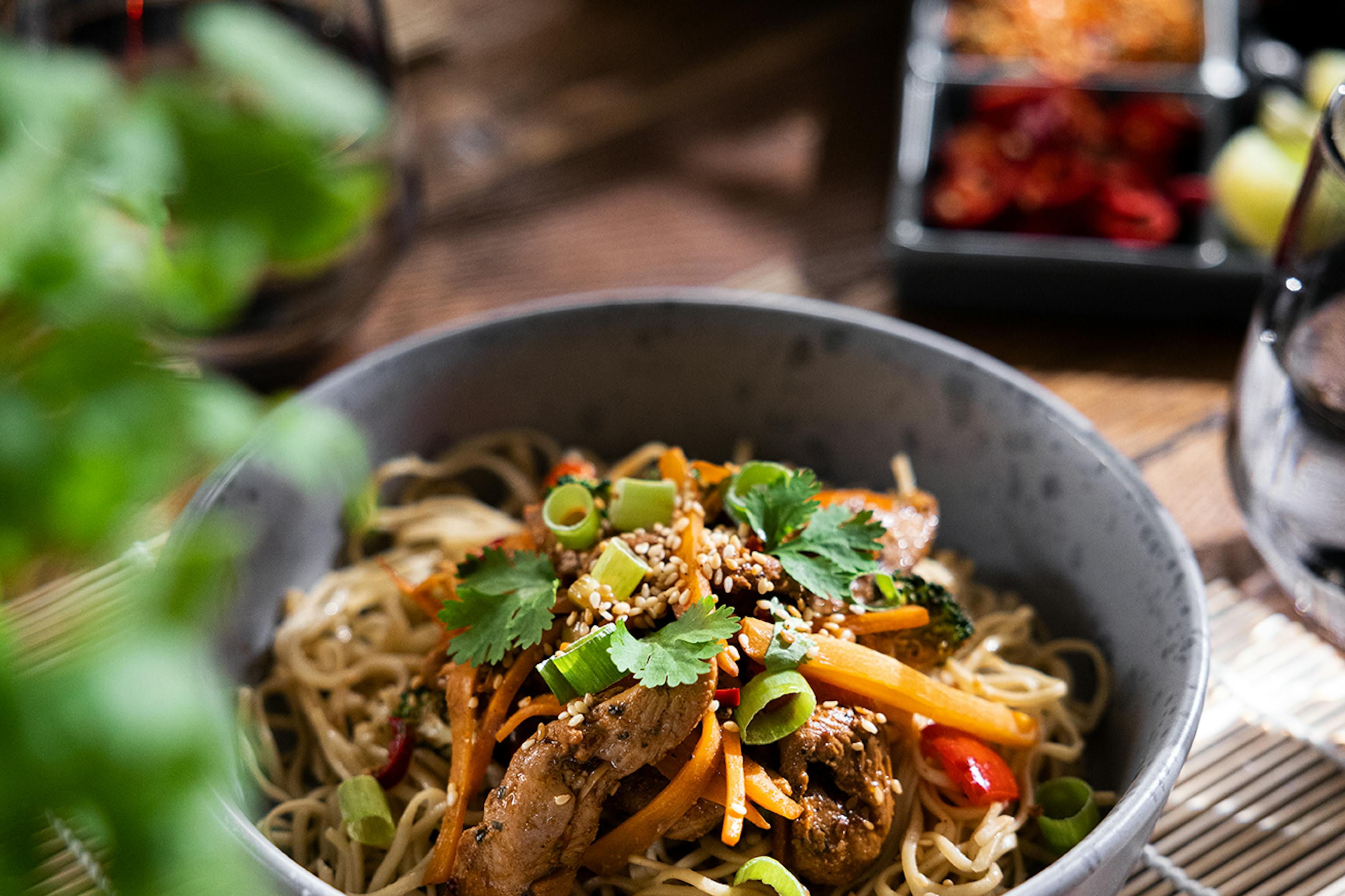 En kycklingwok från Guldfågeln med spännande färger och ingredienser