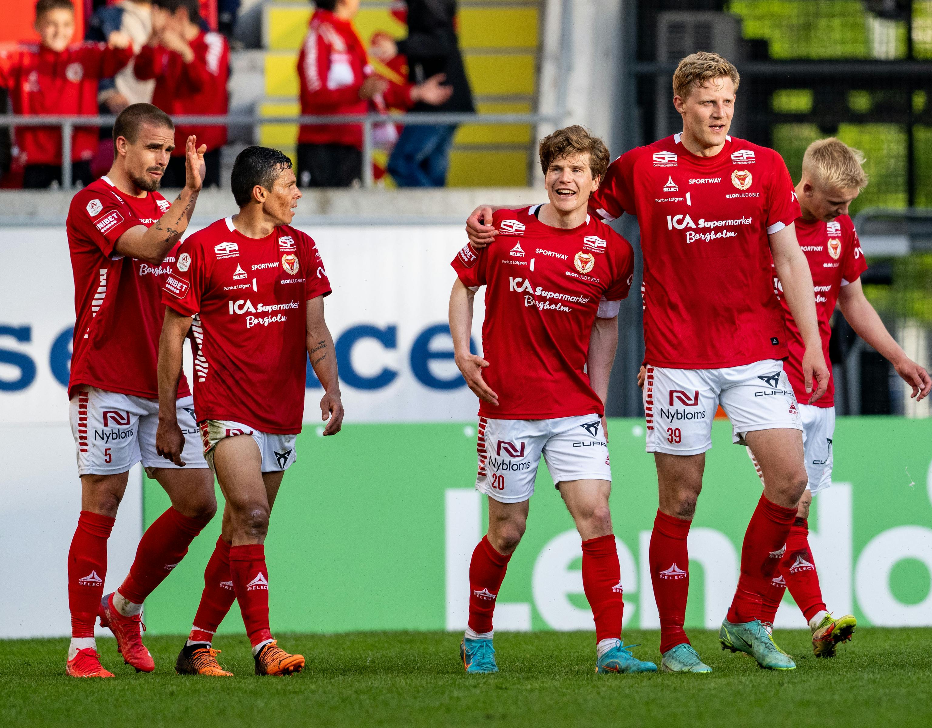 Oliver Berg gratuleras av Lars Saetra säsongen 2022. Kalmar FF.