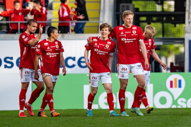 Oliver Berg gratuleras av Lars Saetra säsongen 2022. Kalmar FF.