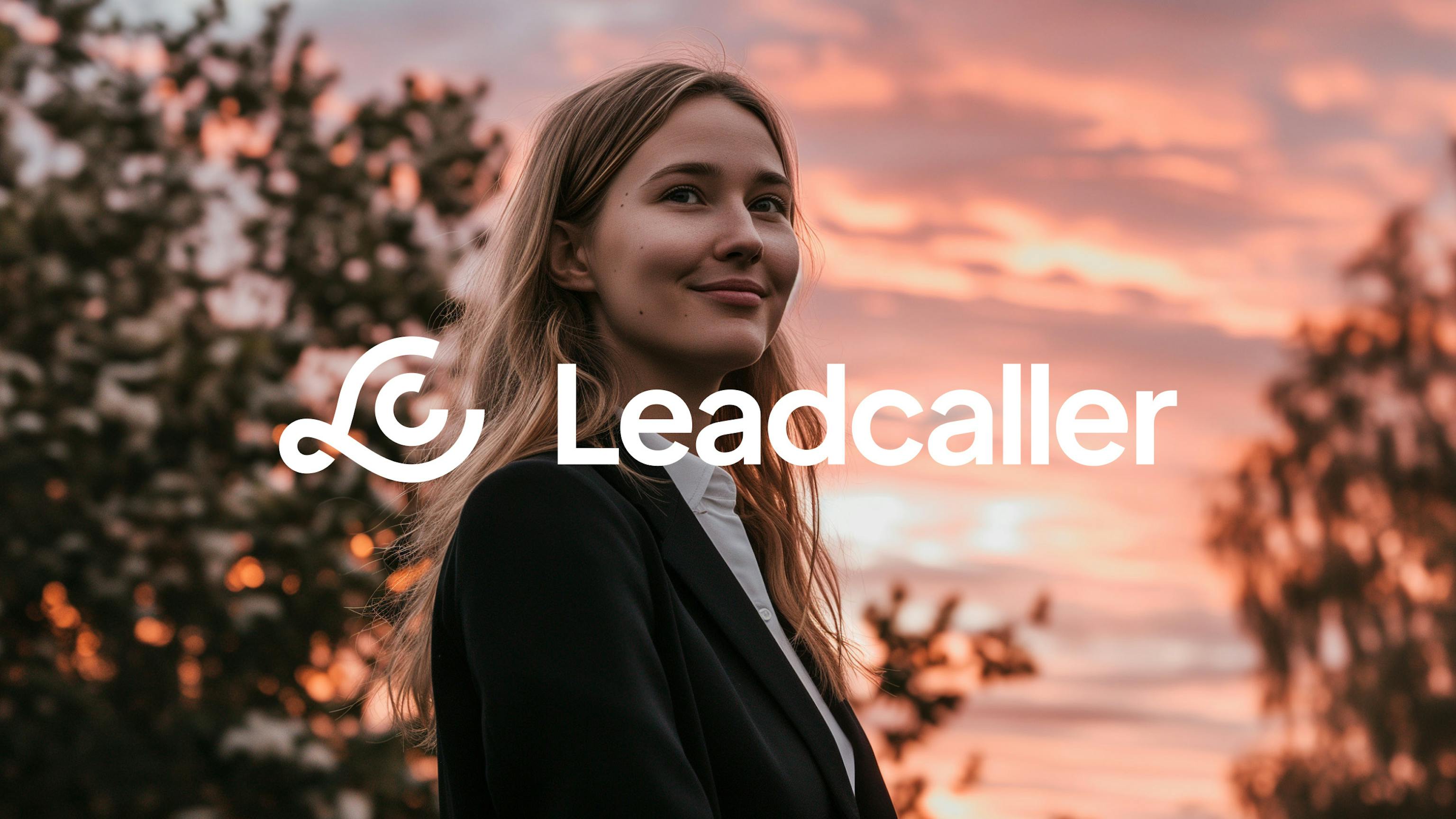 Leadcallers logotyp i vitt mot bild med ung kvinna