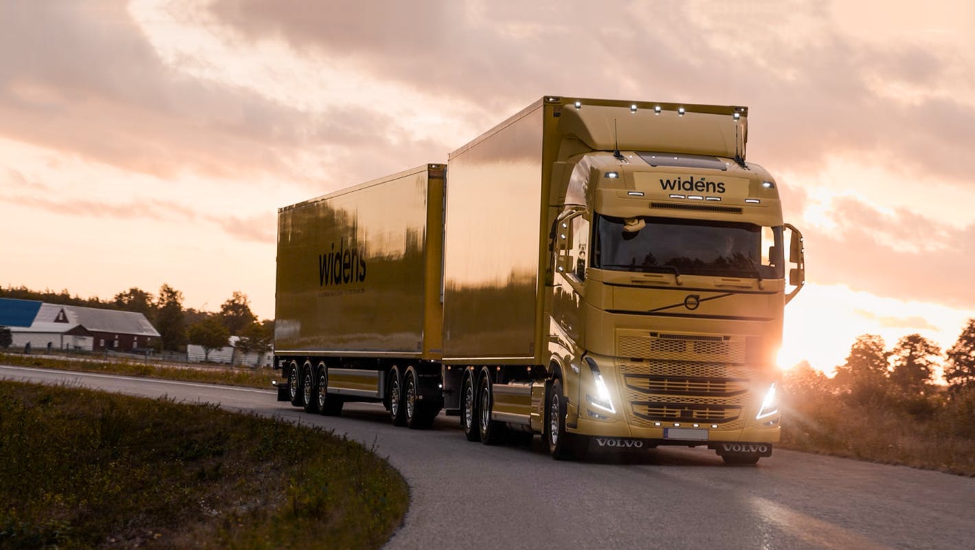 Widéns Åkeri - gul lastbil i solnedgång. Foto: Wilson Creative