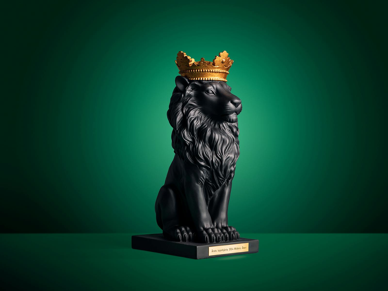 Lejonhjärta - svart lejon med guldkrona mot grön bakgrund.